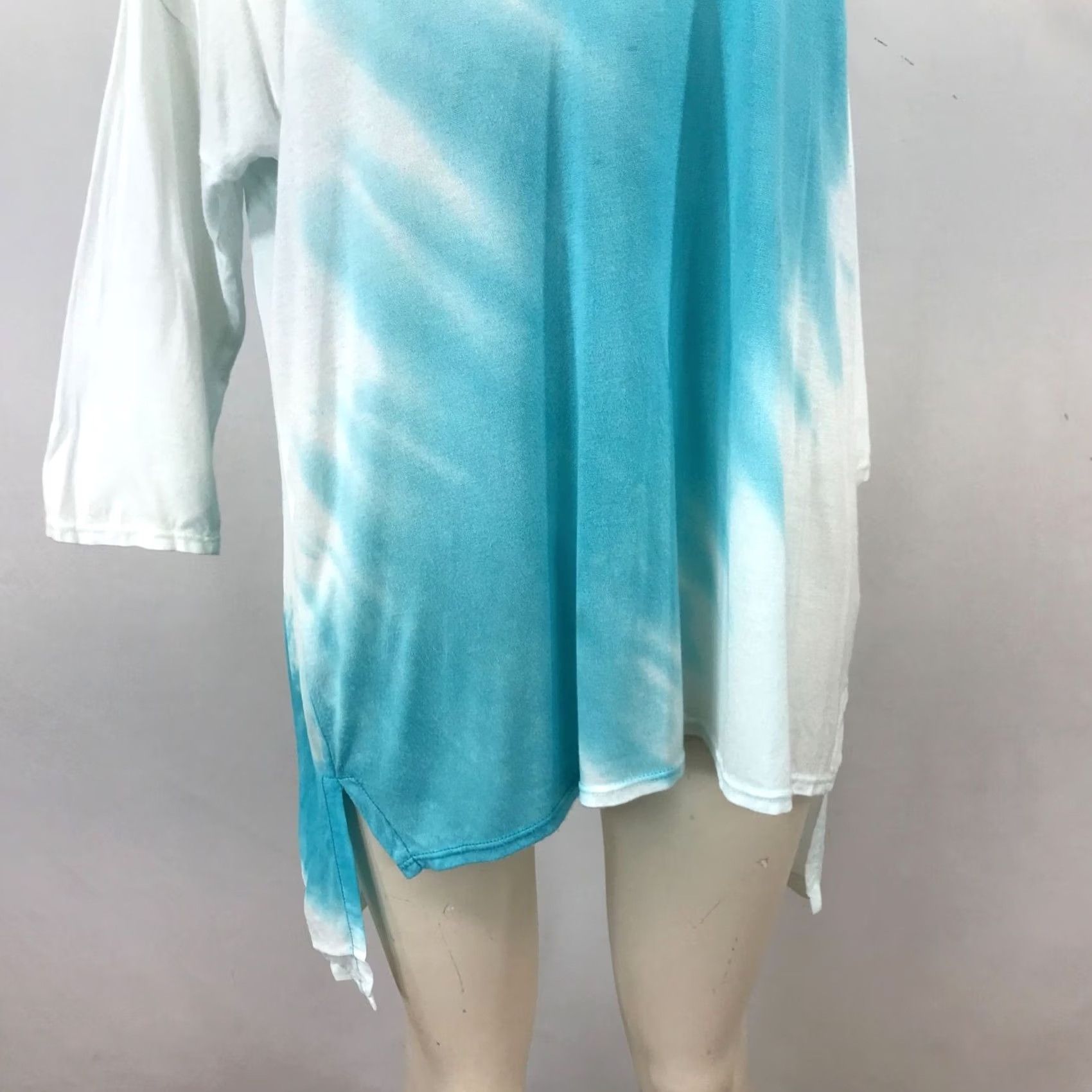 Saks Fifth Avenue Saks Fifth Avenue - WOMEN'S Blouse - V-Neck - Blue - M - Colorful - 90s? (Note: Decade not in original) Size M / US 6-8 / IT 42-44 - 3 Thumbnail