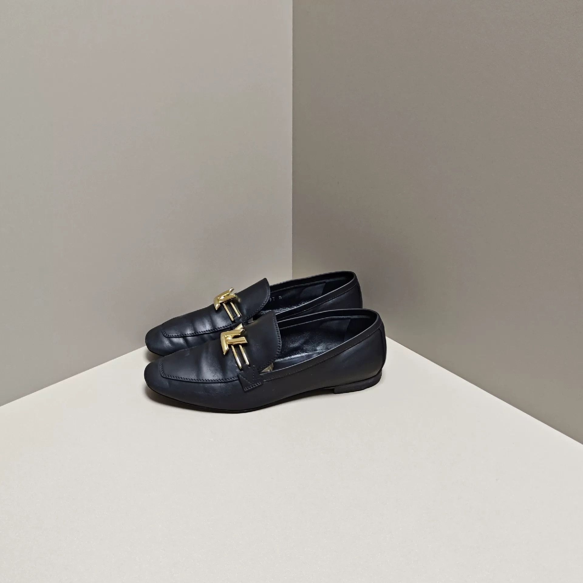 Louis Vuitton Louis Vuitton Lowtop Sneakers us_7 Women Size US 7 / IT 37 - 1 Thumbnail