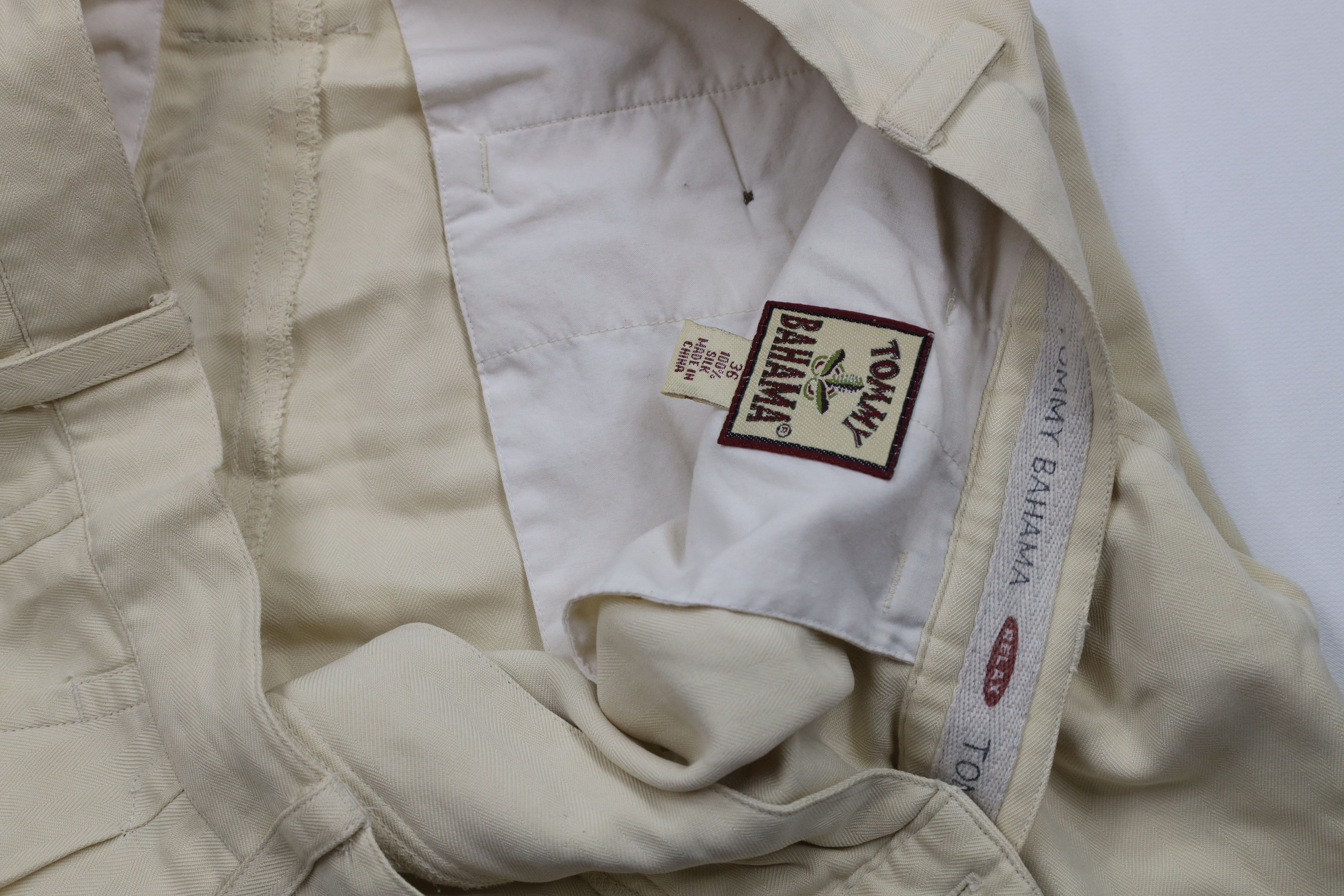 Tommy Bahama × Vintage Vintage 90s Tommy Bahama Pleated Chino Shorts Cream Size US 36 / EU 52 - 7 Thumbnail