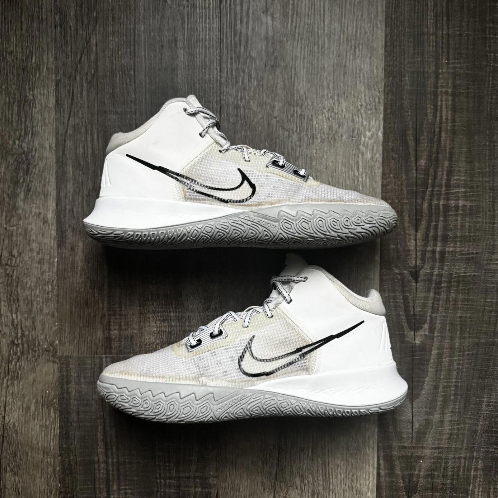 NIKE • Kyrie Flytrap White Metallic Silver