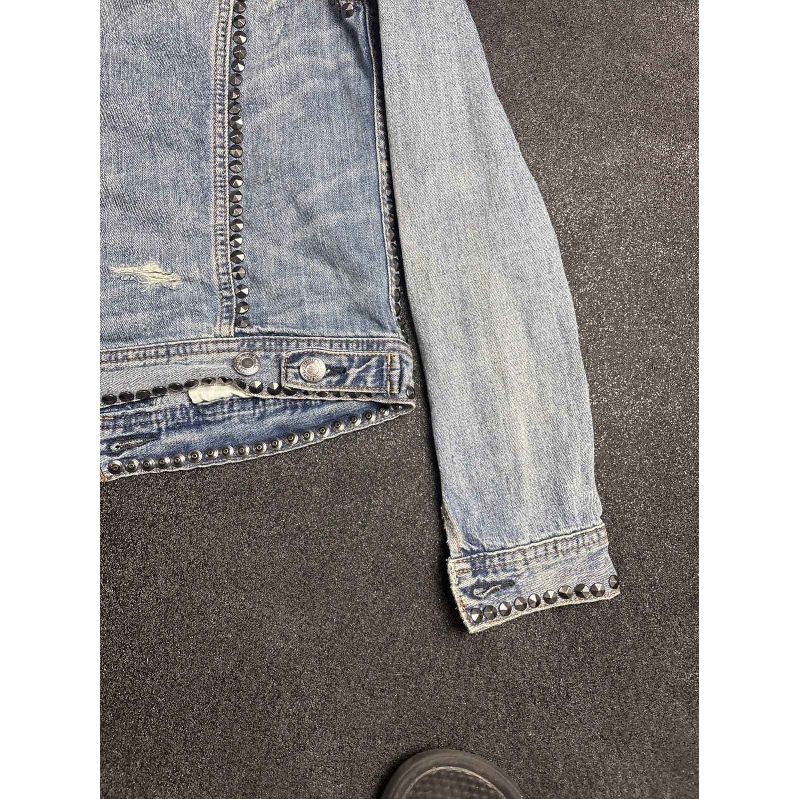 American Eagle Outfitters American eagle Studded jean jacket Size XS Distressed Denim Size S / US 4 / IT 40 - 11 Thumbnail