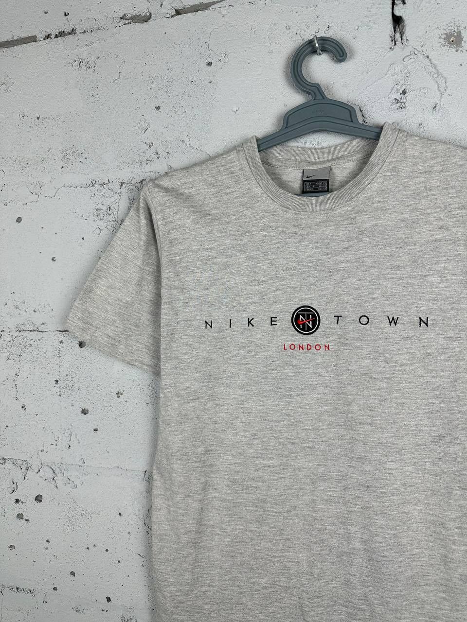 Nike × Vintage Vintage 2000s Nike London Nike Town Gray T-shirt Size US S / EU 44-46 / 1 - 1 Thumbnail