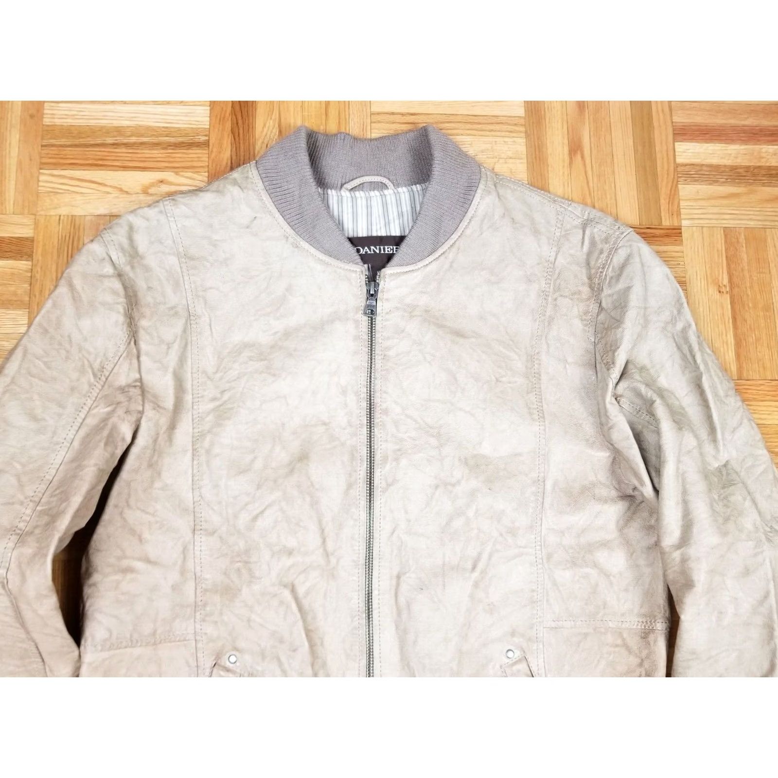 Vintage VINTAGE DANIER Distressed Leather Bomber Style Jacket SHIRT M Beige 27-28in 22in 19in Cross Shoulder Mens Size US M / EU 48-50 / 2 - 2 Thumbnail