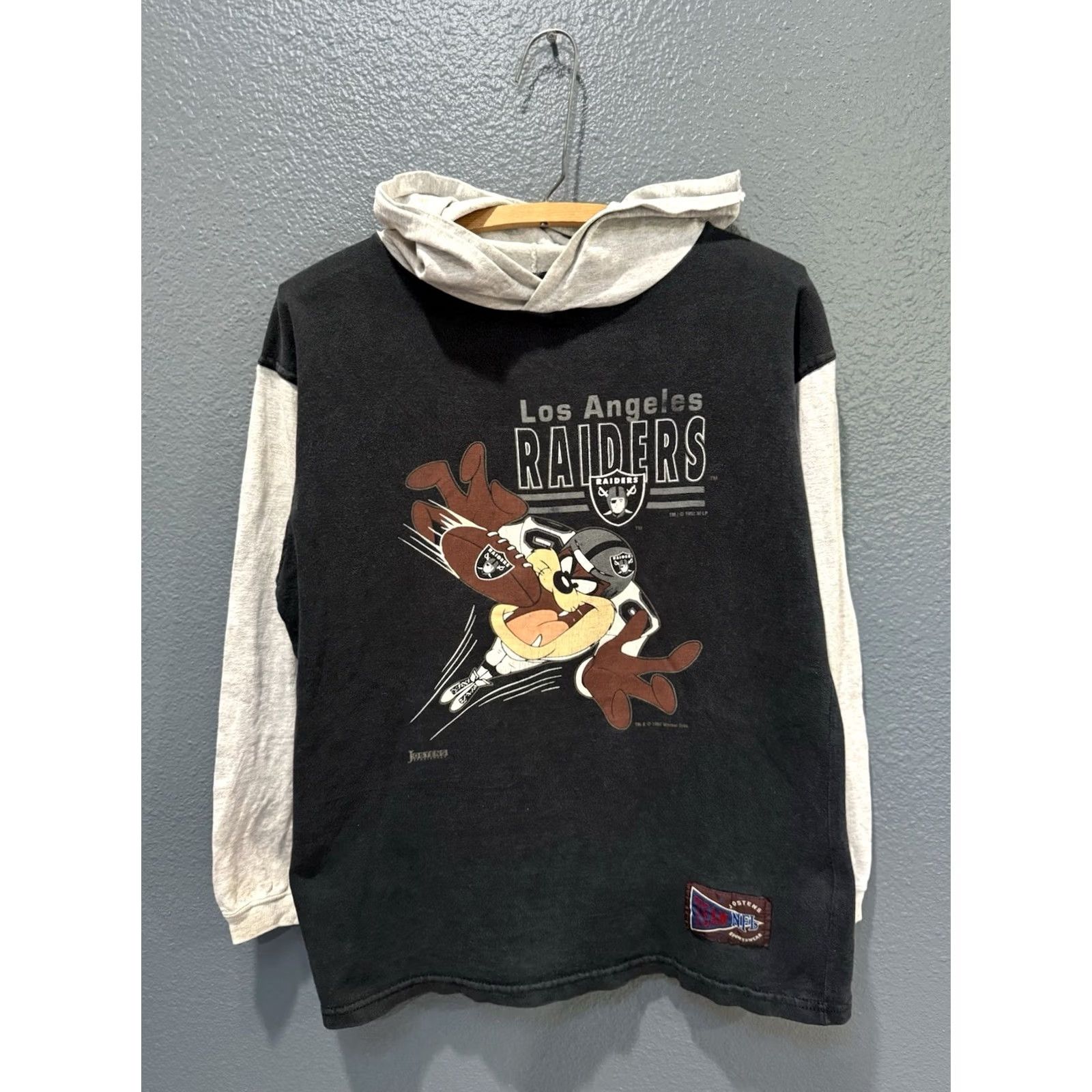 NFL VINTAGE Looney Tunes Taz Los Angeles Raiders NFL Hooded Long Sleeve Shirt Small Black 90s Mens Size US S / EU 44-46 / 1 - 4 Thumbnail