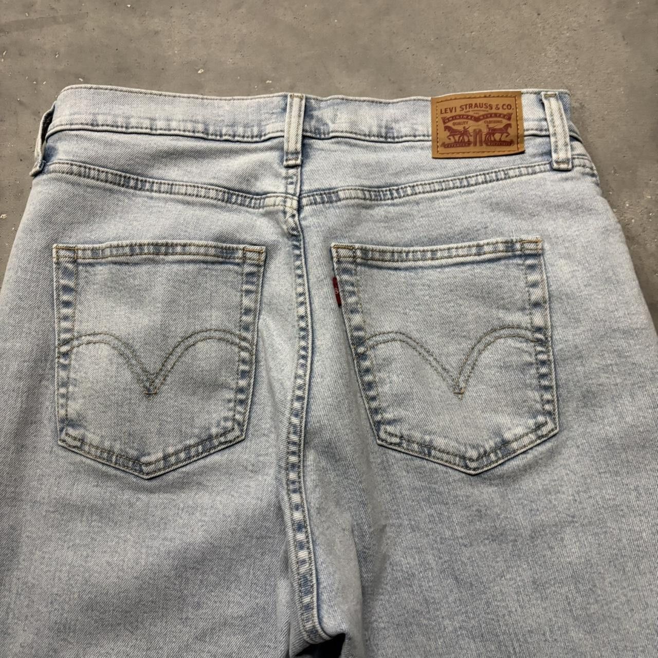 Japanese Brand × Vintage Crazy Vintage Y2K/2000s Light Wash Levi’s Essential Denim Jeans! Size US 31 - 7 Thumbnail