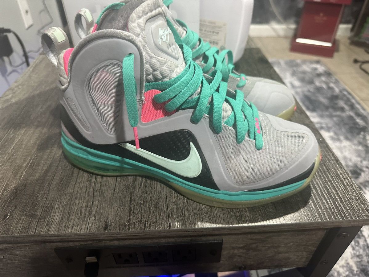 Nike Retro South Beach 9 Lebrons Size US 9.5 / EU 42-43 - 2 Thumbnail