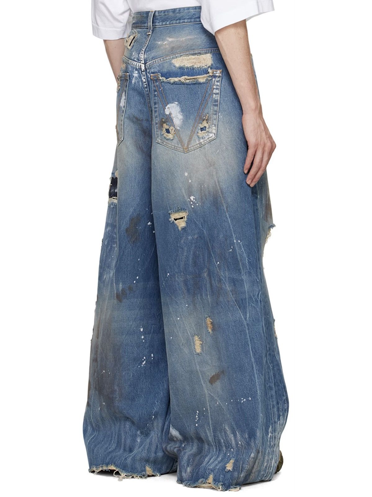 【関税込み】VETEMENTS ブルー Trashed Big Shape ジーンズ Blue Ripped Big Shape Jeans by VETEMENTS on Sale