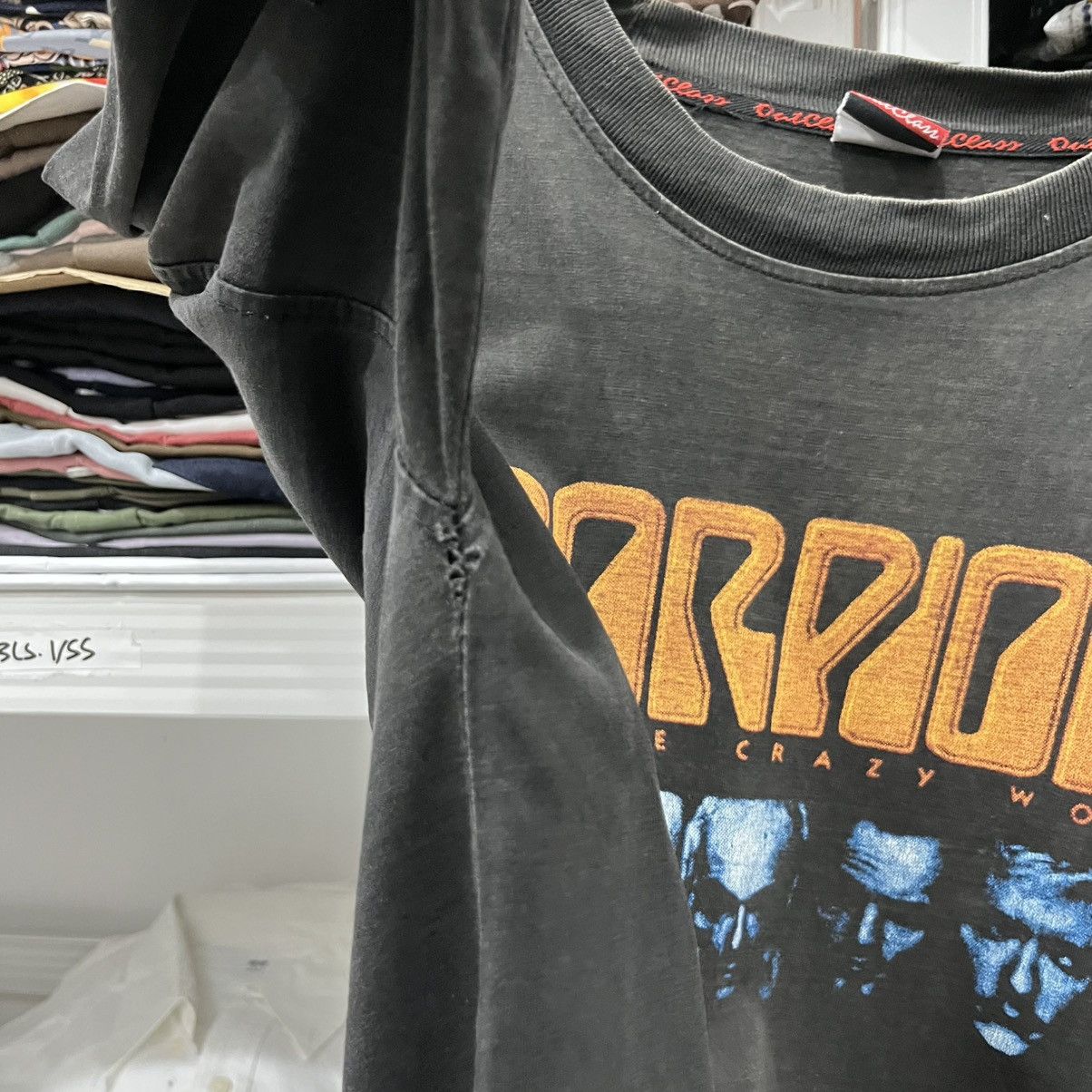 Band Tees Scorpion a savage crazy world tshirt Size US L / EU 52-54 / 3 - 9 Thumbnail