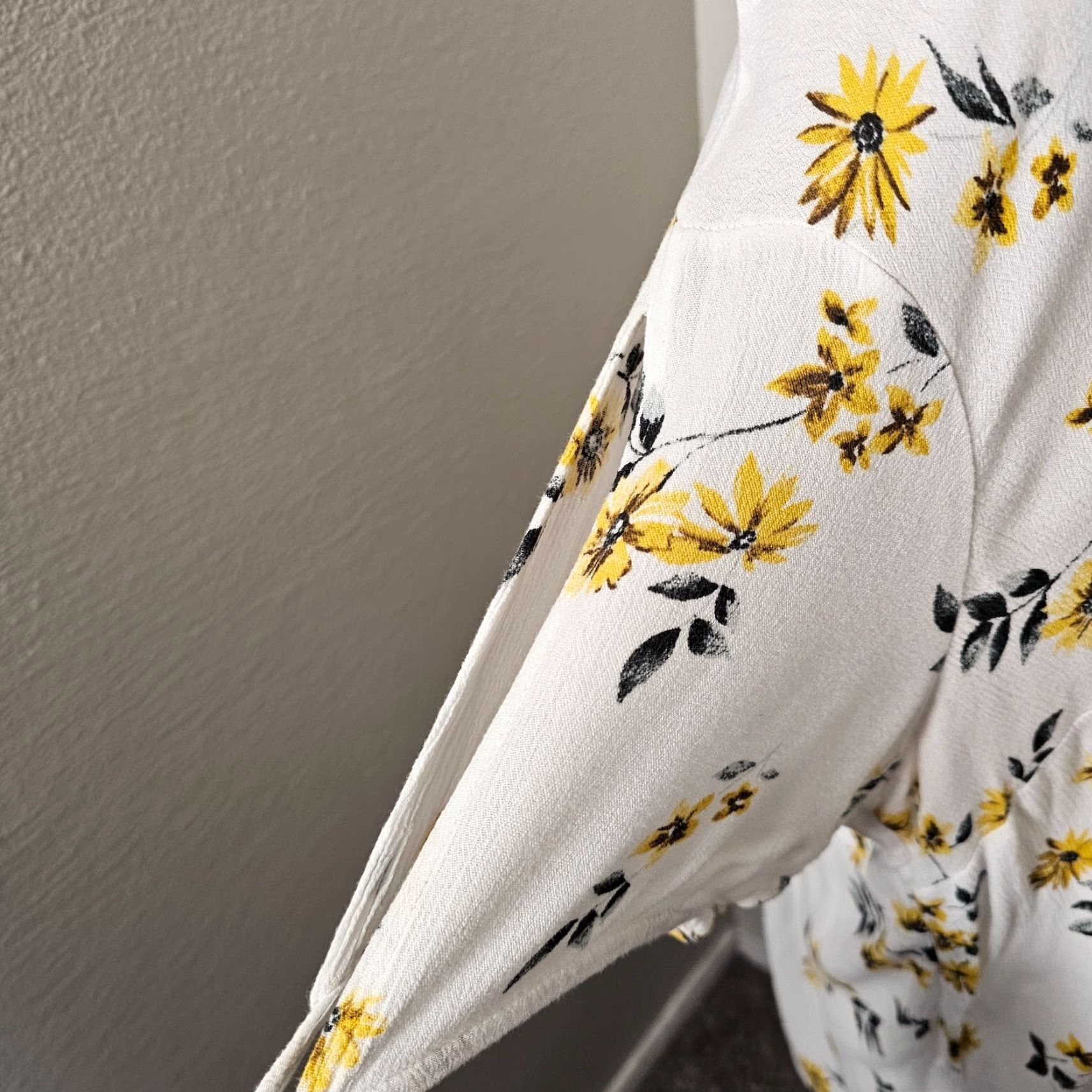 Torrid Torrid Blouse Shirt Women Plus Size 1 White Floral Sunflower Print Short Sleeve Scoop Neck Slit Accent Tie Casual Party/Cocktail Size XS / US 0-2 / IT 36-38 - 5 Thumbnail