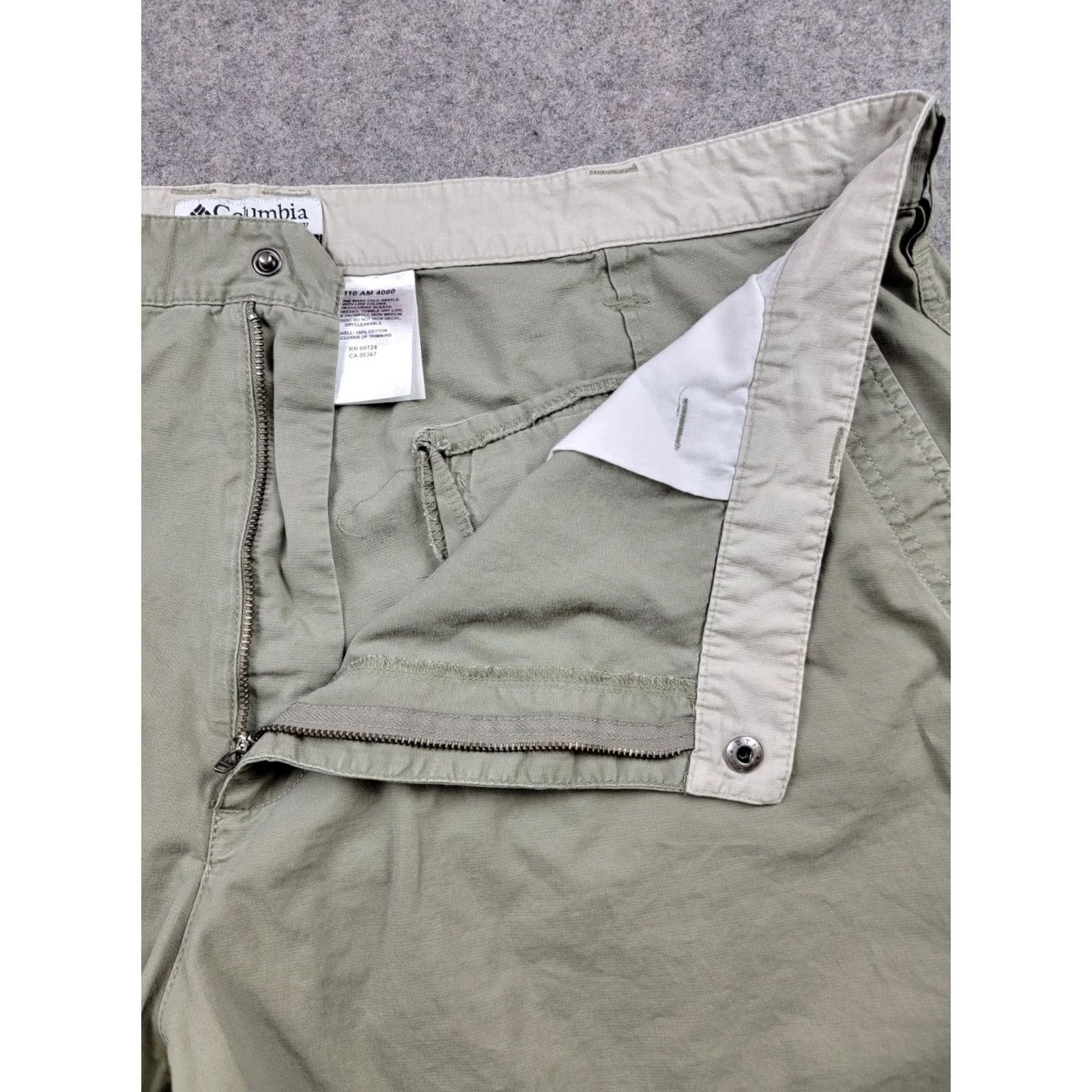 Vintage Columbia Shorts Mens 44 Green 9 in Inseam Cargo Casual Outdoor Hiking Camping Cotton Cargo Pocket Slash Pocket Logo Button Size US 44 / EU 60 - 6 Thumbnail
