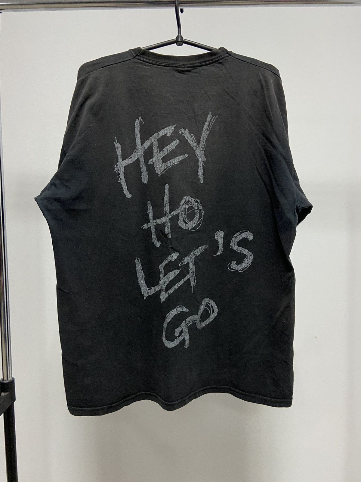 Vintage Ramones 2005 T Shirt Big Logo Vintage hey ho let's go Size US XL / EU 56 / 4 - 2 Thumbnail