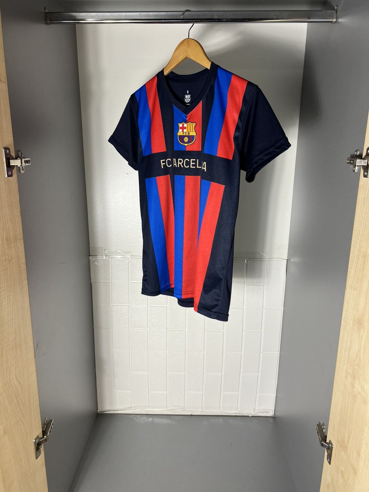 Vintage VERY RARE FC BARCELONA SPAIN SOCCER JERSEY RETRO BLOKE Y2K Size US S / EU 44-46 / 1 - 5 Thumbnail
