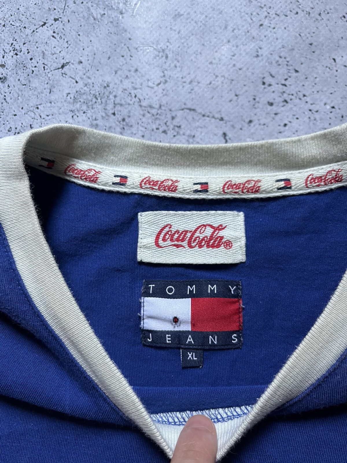 Coca Cola × Tommy Hilfiger × Vintage Vintage Tommy Hilfiger x Coca Cola T-shirt Hype Tee Y2K USA Size US M / EU 48-50 / 2 - 4 Thumbnail