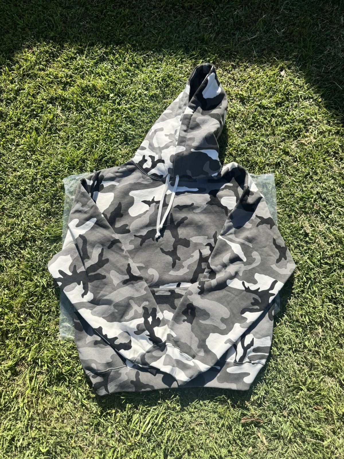 Supreme Supreme Satin Appliqué Hooded Sweatshirt Snow Camo Size US M / EU 48-50 / 2 - 2 Thumbnail