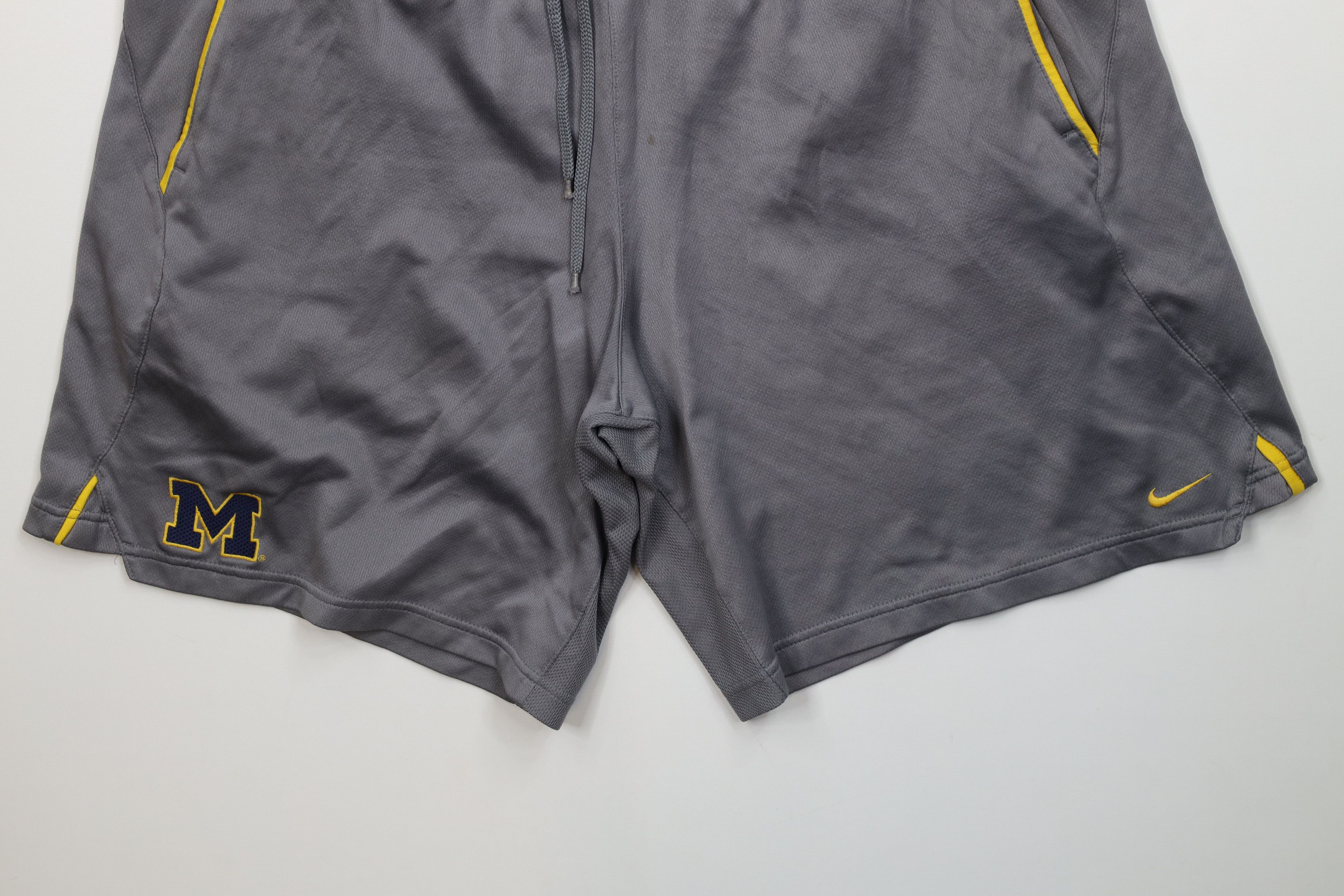 Nike AS IS Vintage Nike Swoosh University of Michigan Shorts Size US 36 / EU 52 - 4 Thumbnail