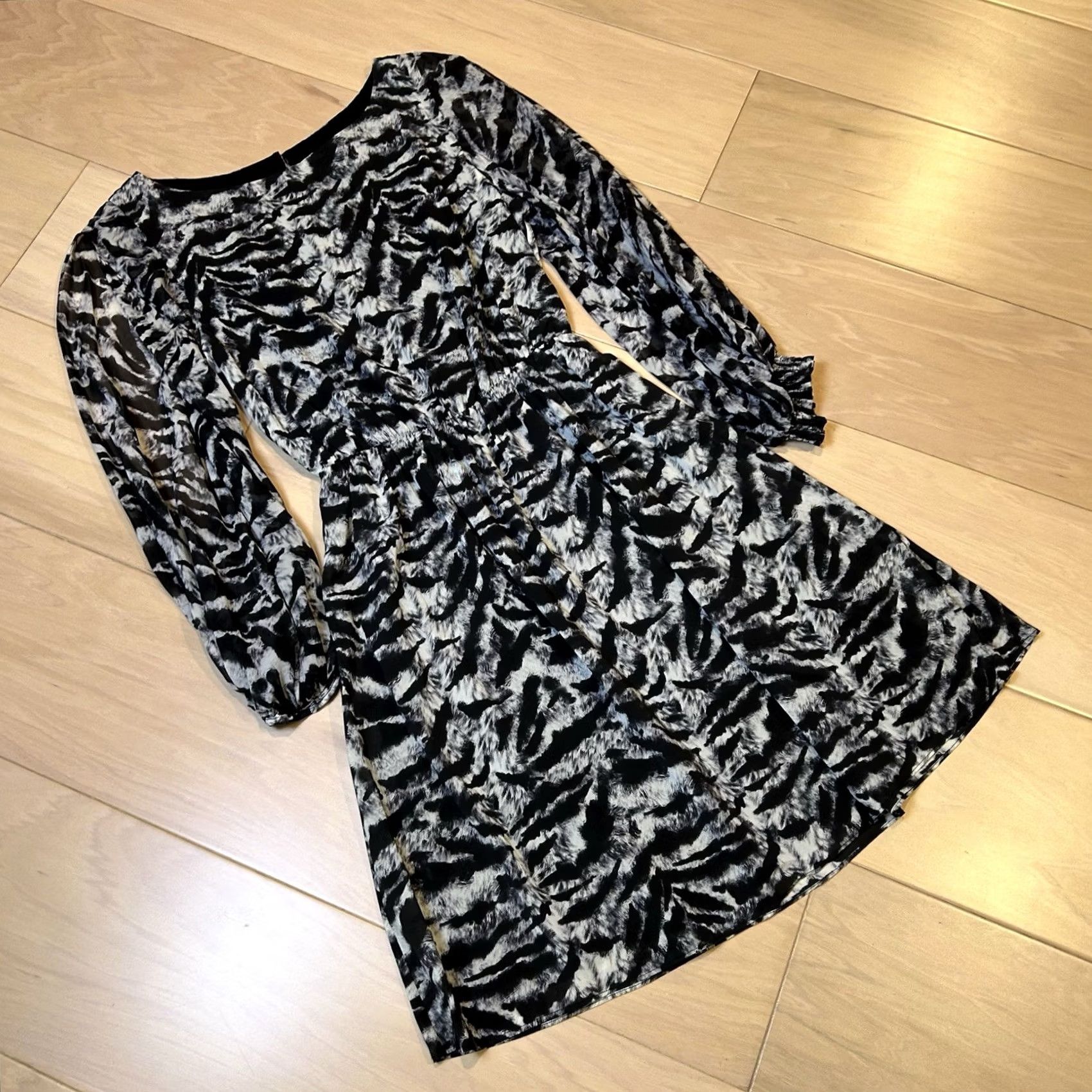Alice + Olivia VINTAGE? No. Alice + Olivia Animal Print Silk Mini Dress Long Sleeve XS Women’s Size XS / US 0-2 / IT 36-38 - 2 Thumbnail