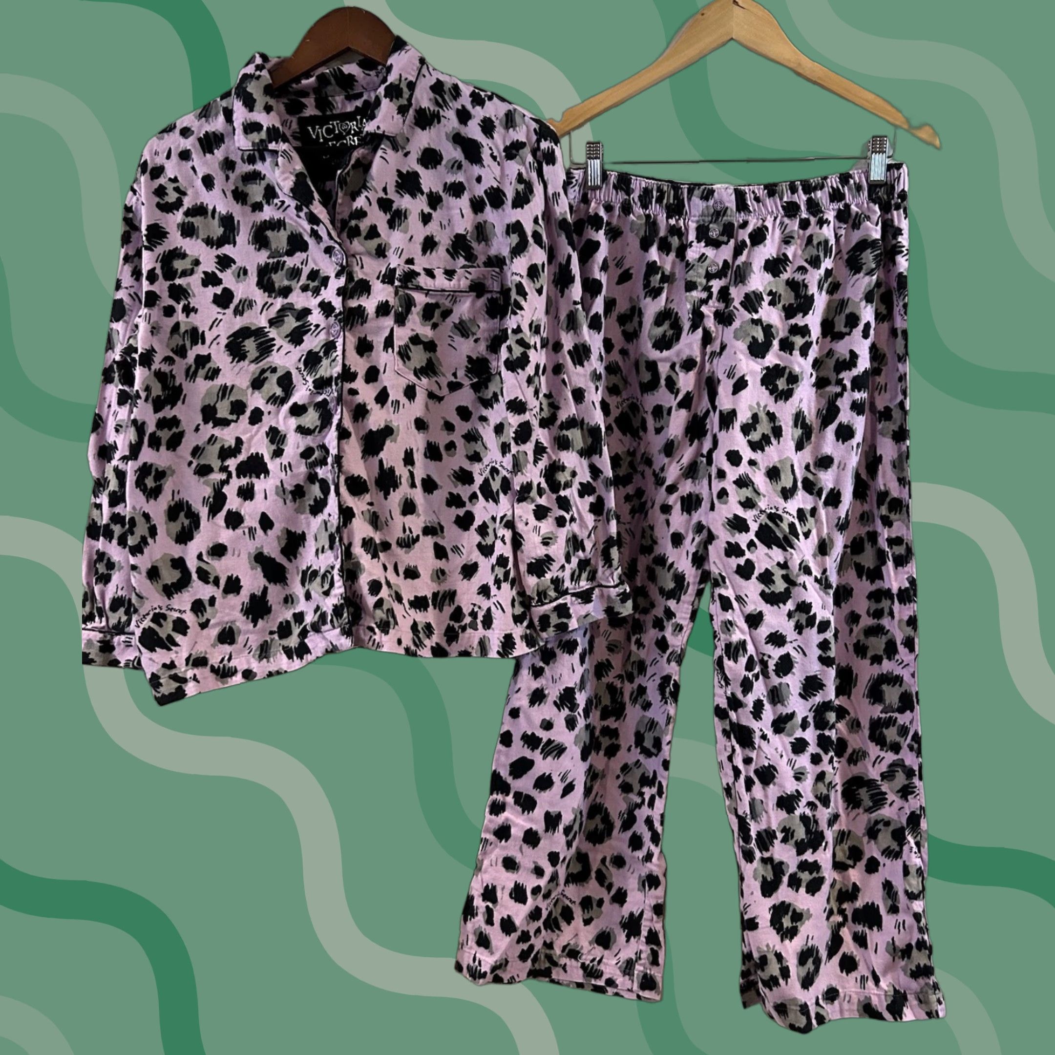 Victoria's Secret Victoria's Secret Leapord Print Fleece Pajama Set Women M Multicolor Long Sleeve Sleepwear Size ONE SIZE - 1 Thumbnail
