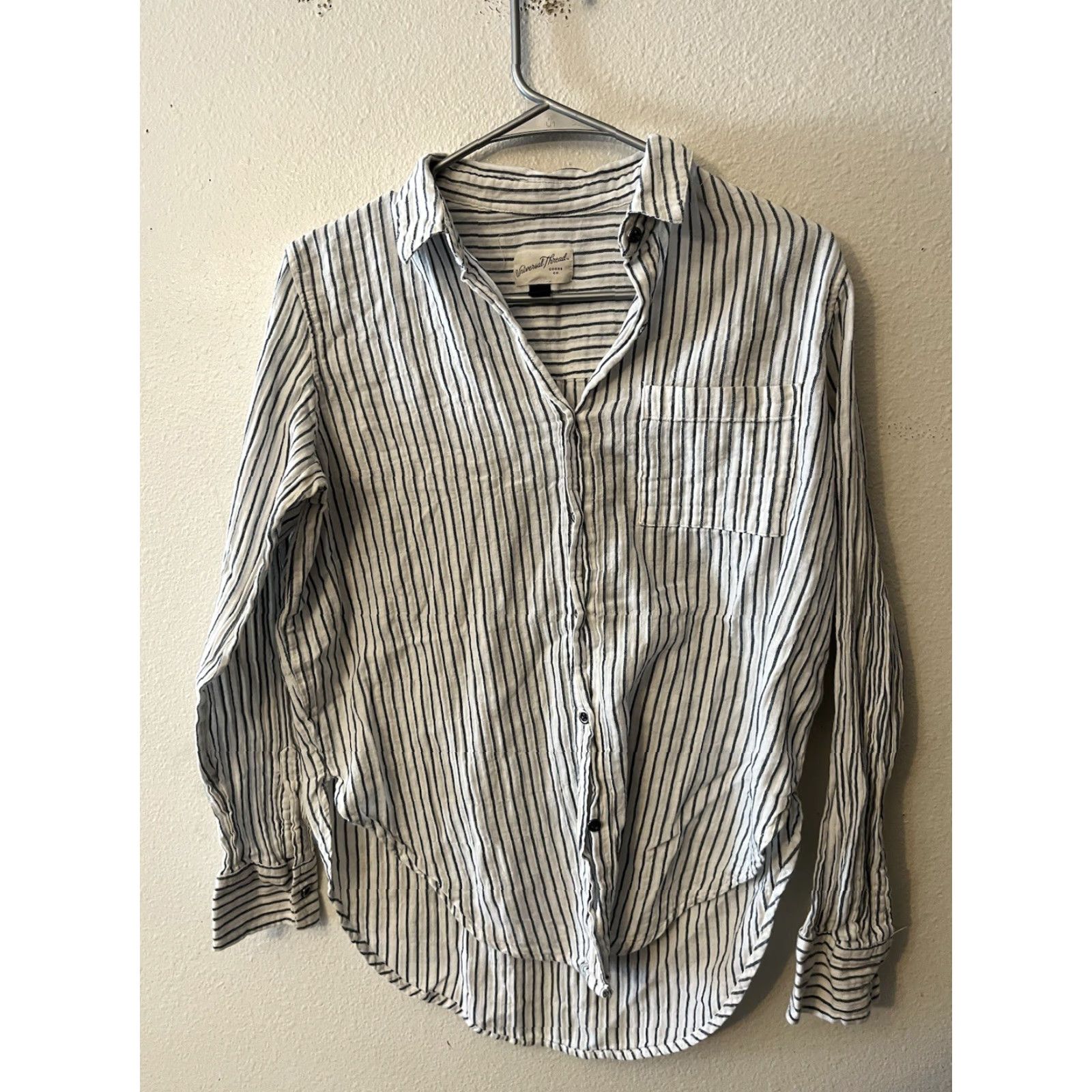 Vintage VINTAGE Universal Thread Shirt Womens Size Small White Striped Relaxed Fit Button Up Size S / US 4 / IT 40 - 2 Thumbnail