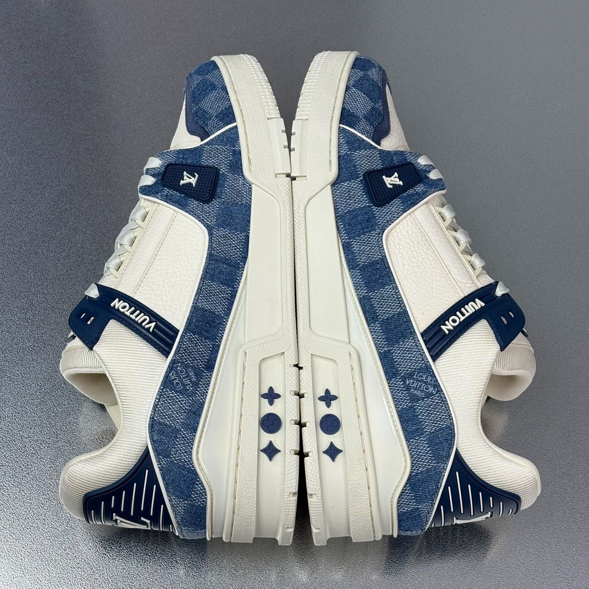 Louis Vuitton lv trainer white and blue sneakers Size US 10 / EU 43 - 4 Thumbnail