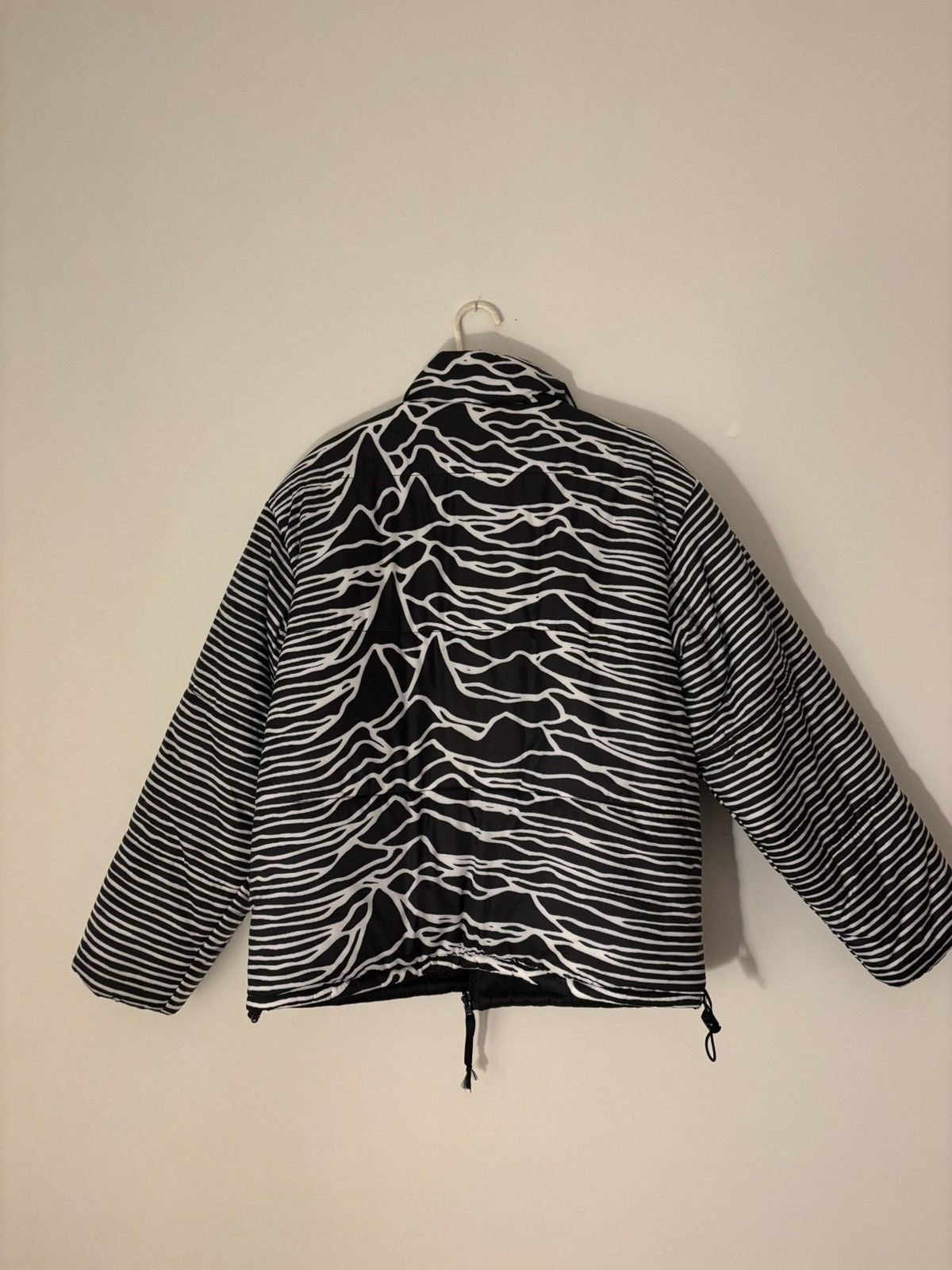 Joy Division × Pleasures PLEASURES X JOY DIVISION REVERSIBLE PUFFER COAT Size US L / EU 52-54 / 3 - 2 Thumbnail