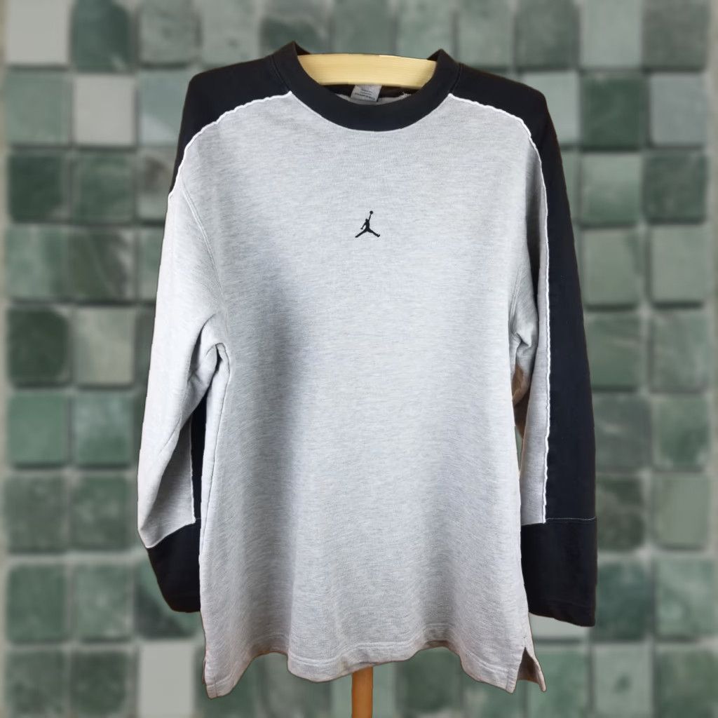 Nike VINTAGE Nike AIR JORDAN Gray Cotton Sweatshirt Sweatshirt LARGE Men's Gray 90s pullover Crew Neck 32-33" Top to Bottom Cross Chest 23" Size US L / EU 52-54 / 3 - 1 Thumbnail