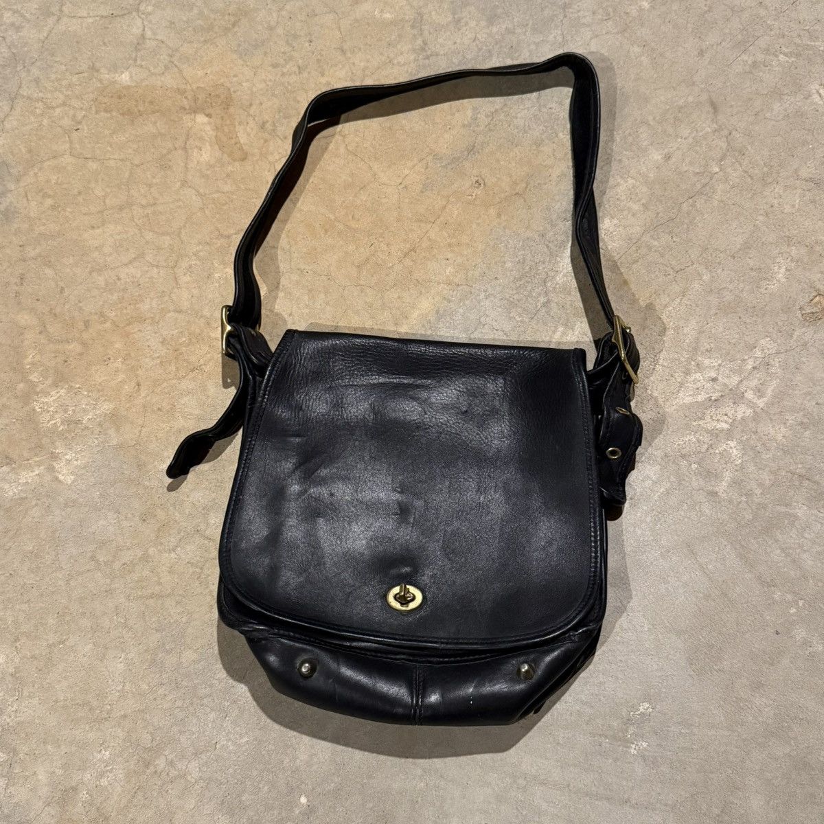 Coach Vintage 1990s Coach Stewardess Turnlock Leather Shoulder Bag Size ONE SIZE - 2 Thumbnail