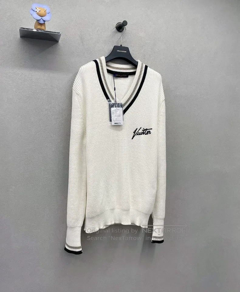 Louis Vuitton Louis Vuitton Beige V-neck knit sweater Size US S / EU 44-46 / 1 - 3 Thumbnail