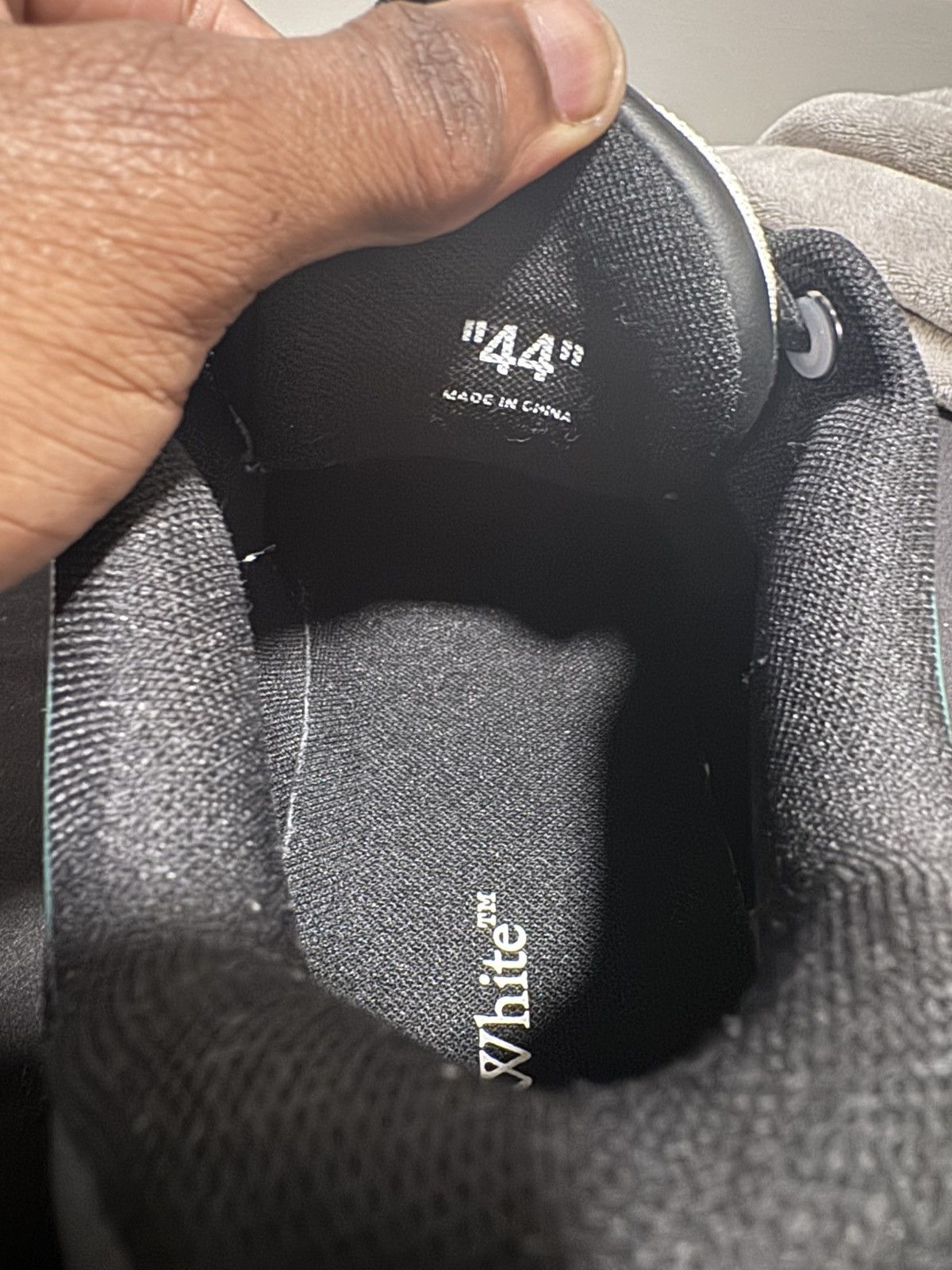 Off-White Out of office: Off-White Size US 11 / EU 44 - 4 Thumbnail
