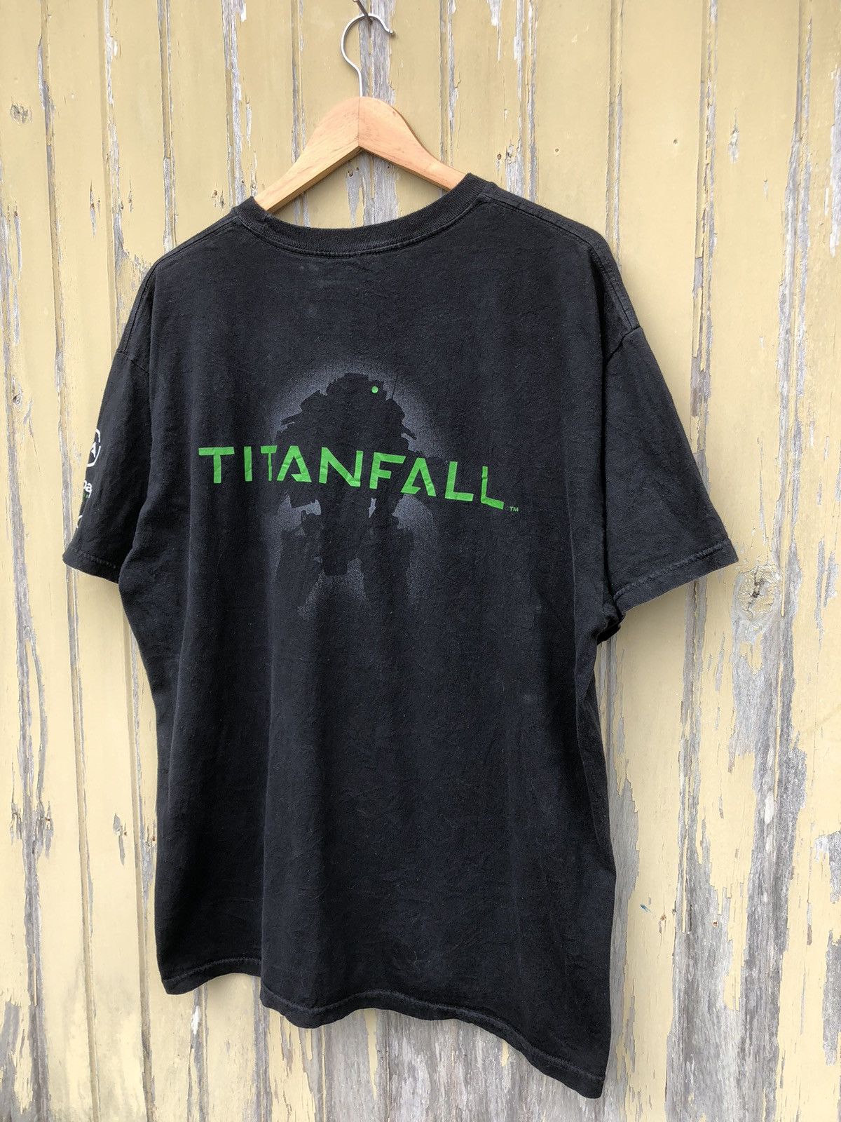 Japanese Brand Vintage Y2K RARE Titanfall EA Xbox Game Promo Tee Size US XL / EU 56 / 4 - 11 Thumbnail