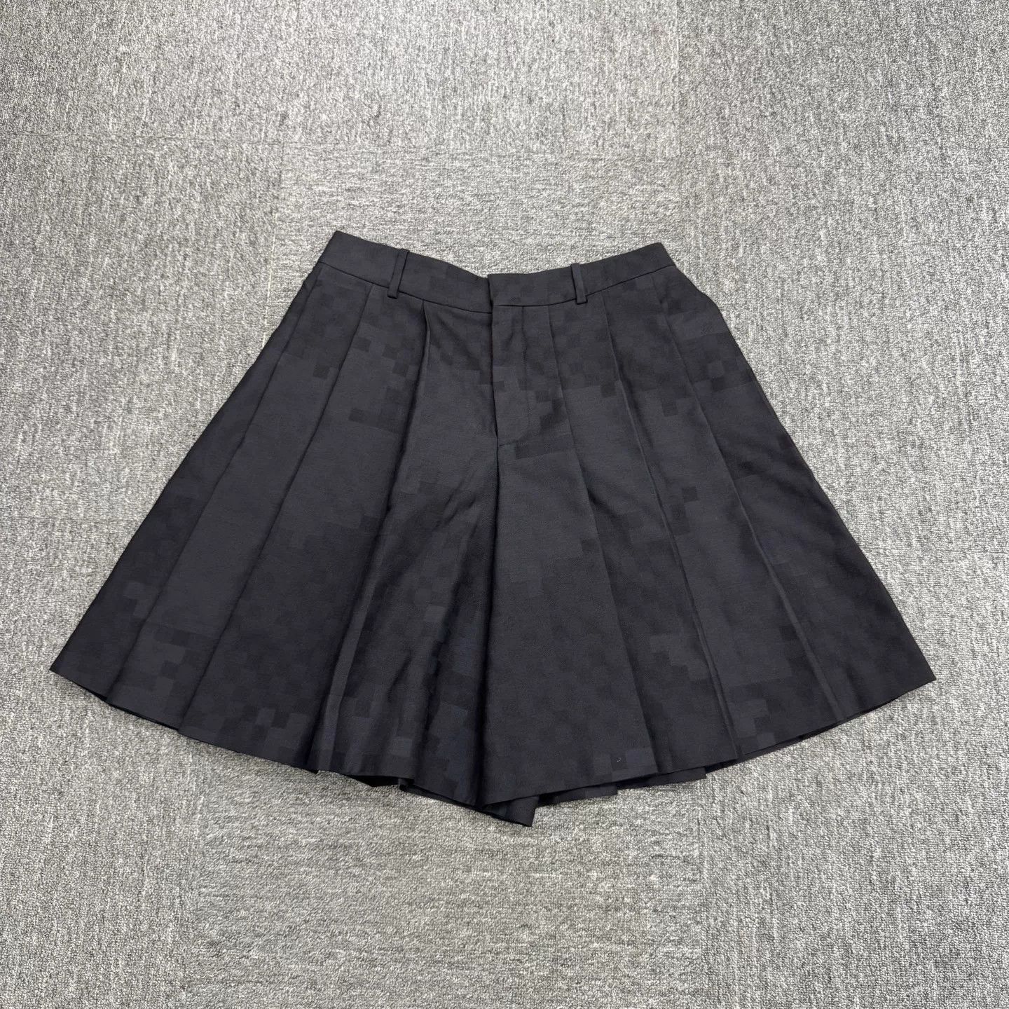 Louis Vuitton Louis Vuitton Pharrell Damier Pleated Shorts Size 42" / US 20 - 1 Thumbnail