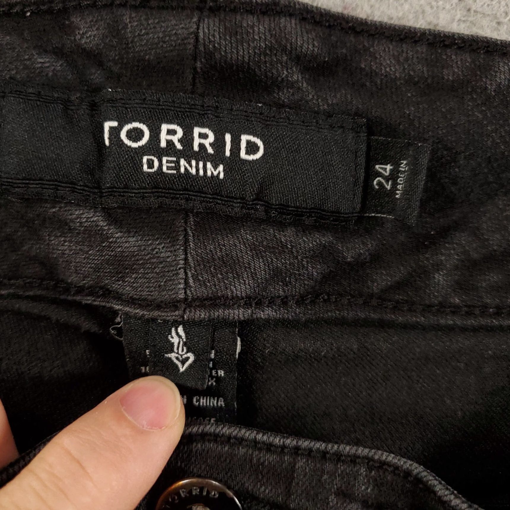 Torrid Torrid Denim Shorts Womens 24 Black Jorts Stretch Flex 42x10 Dark Wash Size 42" / US 20 - 5 Thumbnail