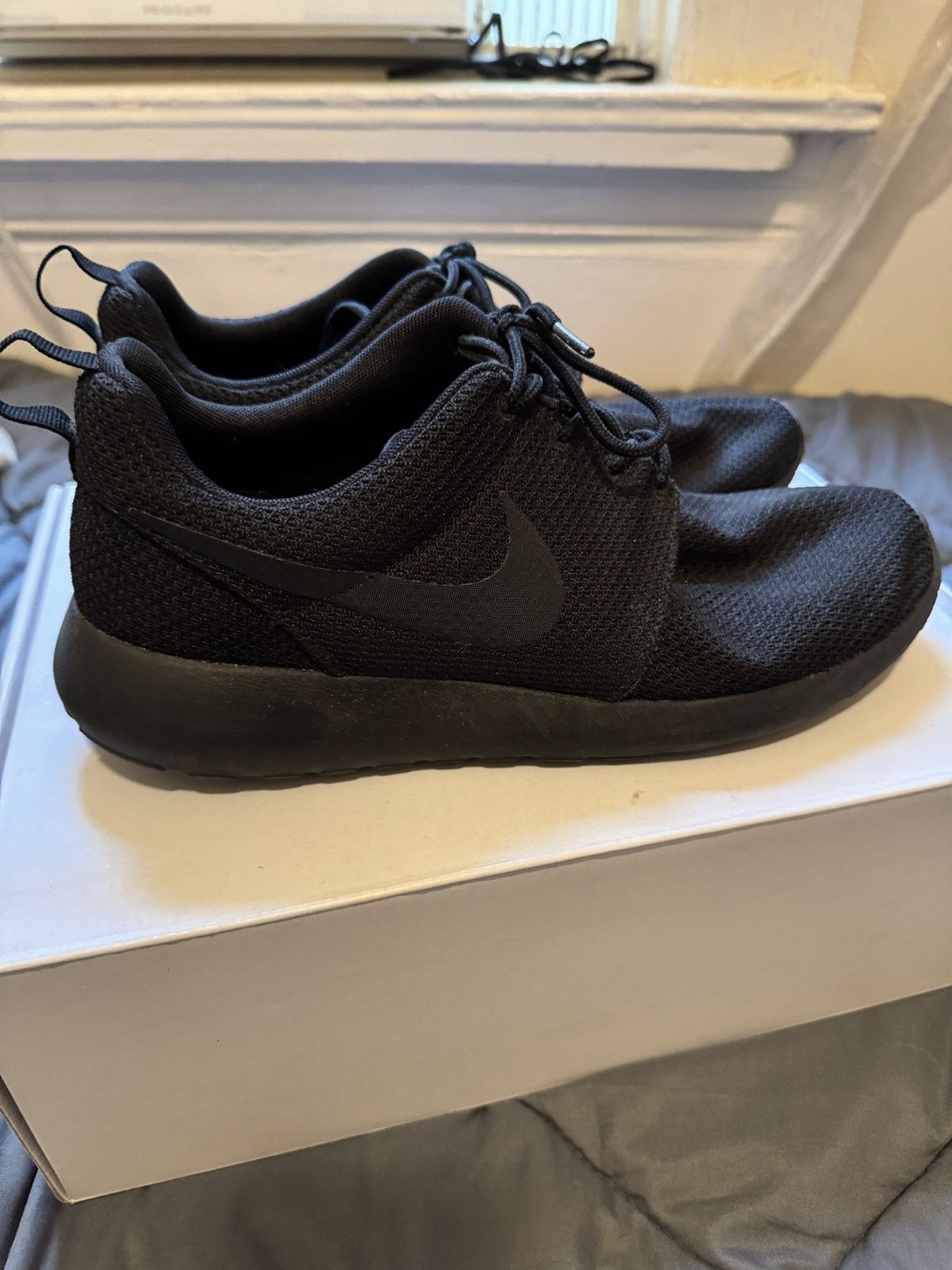 Nike Nike Triple Black Roshe Size US 9.5 / EU 42-43 - 2 Thumbnail