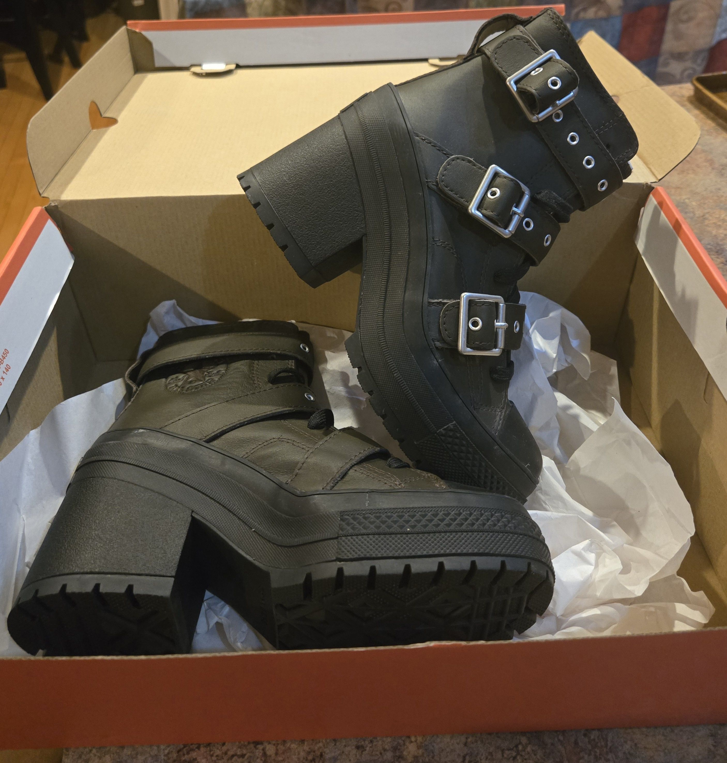 Converse CONVERSE Chuck 70 De Luxe Leather/Buckles High Top, Platform Size US 5.5 / IT 35.5 - 5 Thumbnail