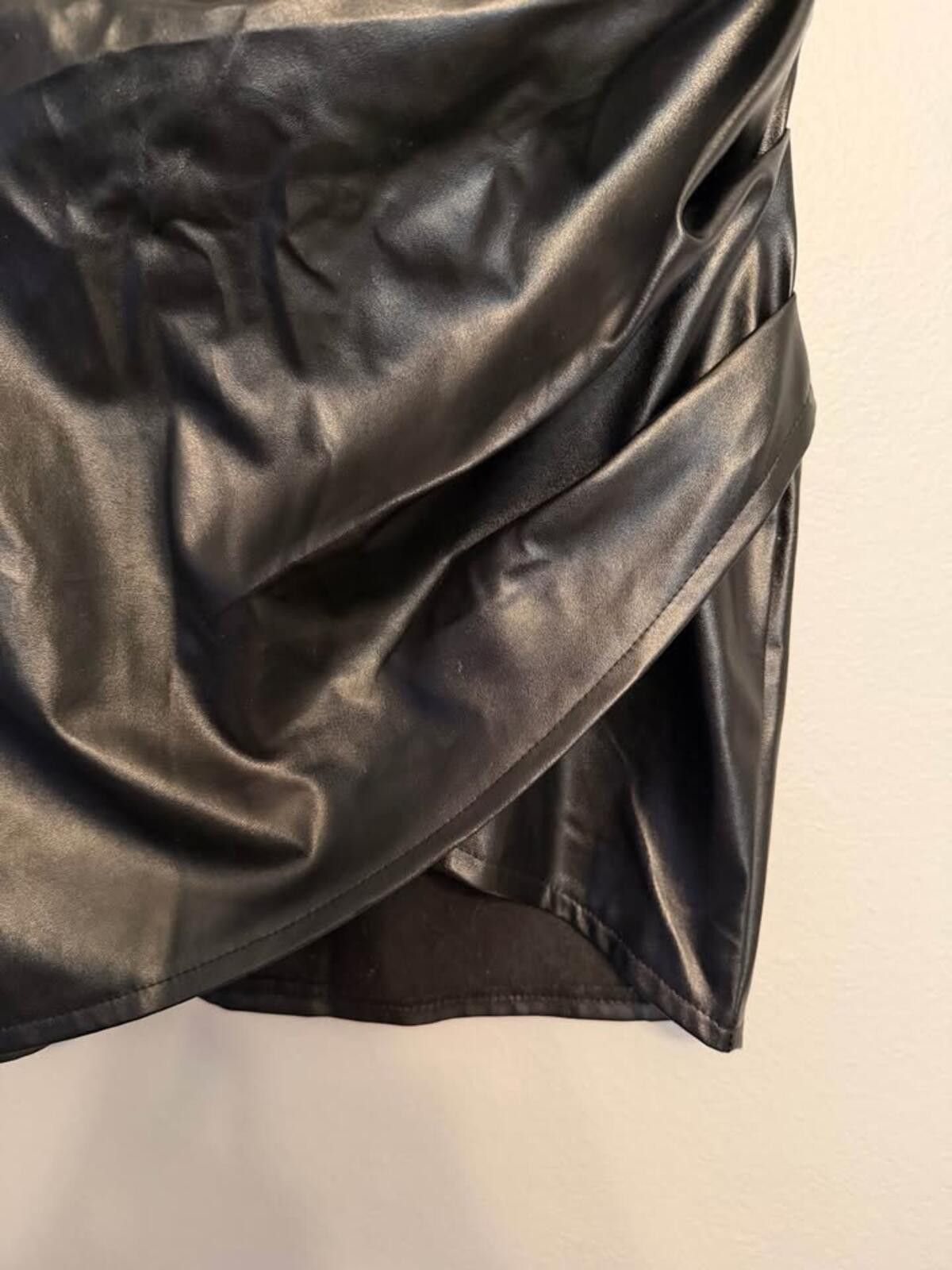 Shein SHEIN Leather Skirt w Ruching Side Size Medium Size 32" / US 10 / IT 46 - 2 Thumbnail