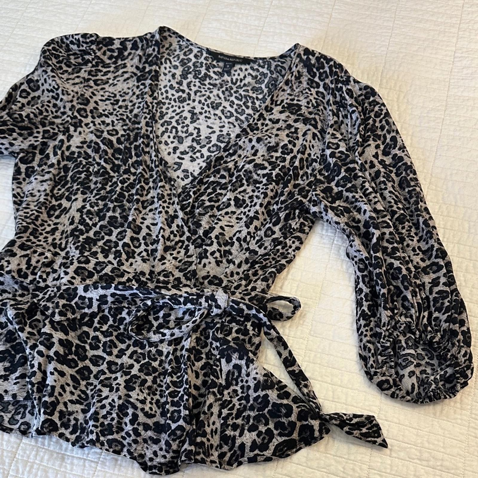 Banana Republic BANANA REPUBLIC Small Wrap Top EUC 3/4 Sleeve Leopard Print Size S / US 4 / IT 40 - 2 Thumbnail