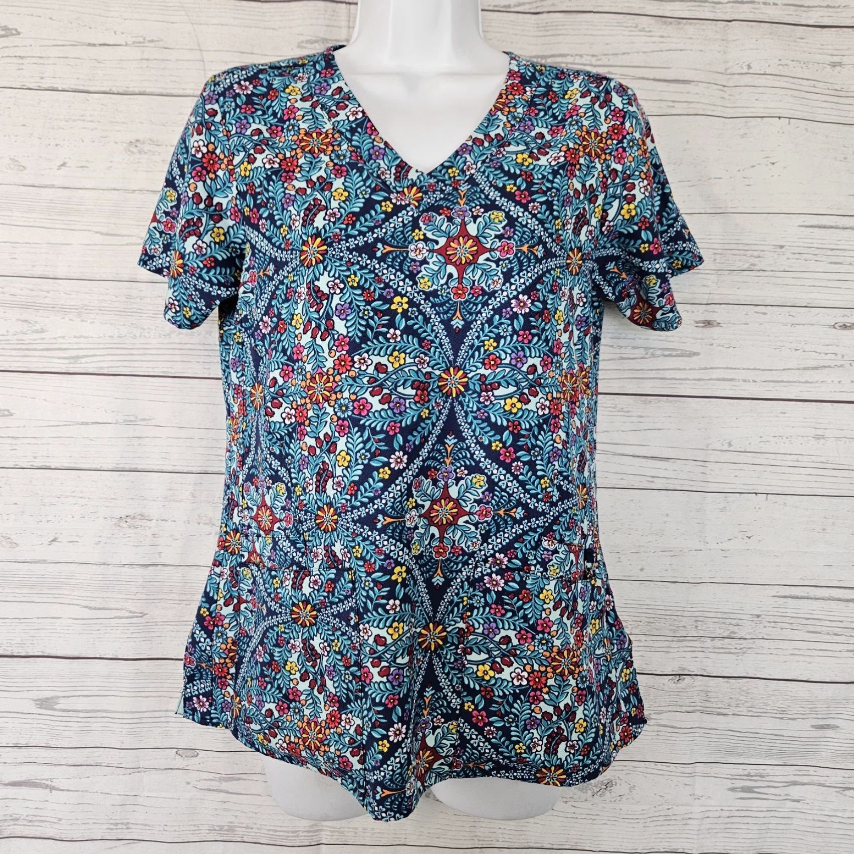 Vera Bradley Vera Bradley Womens Scrub Top XS Blue Floral Short Sleeve Women XS Blue Floral Scrub Top Size XS / US 0-2 / IT 36-38 - 2 Thumbnail