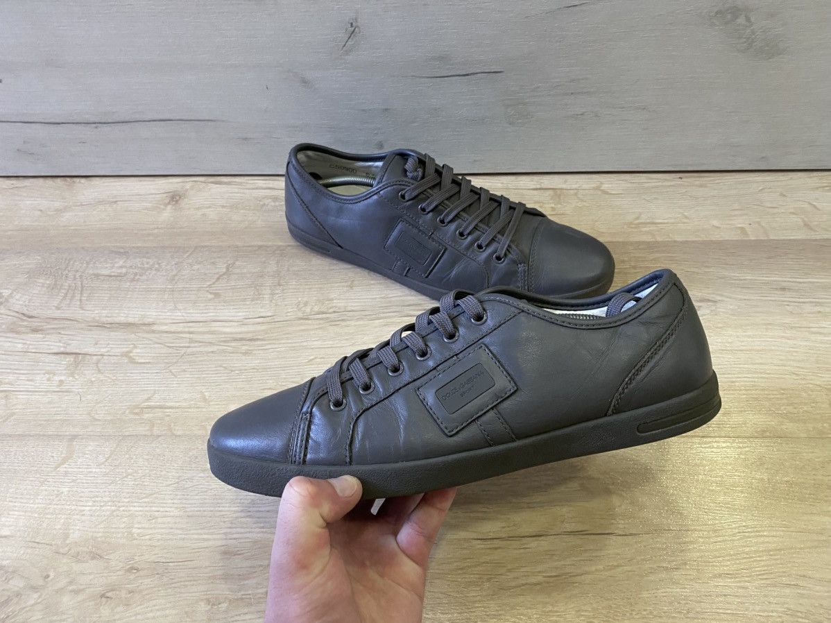 DOLCE & GABBANA CS0900 LOGO PLATE LOW CUT LEATHER SNEAKERS