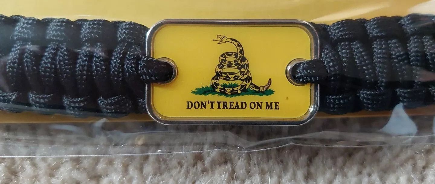 Other "Don't Tread On Me" - Paracord Survival Bracelet - Sealed Size ONE SIZE - 1 Thumbnail
