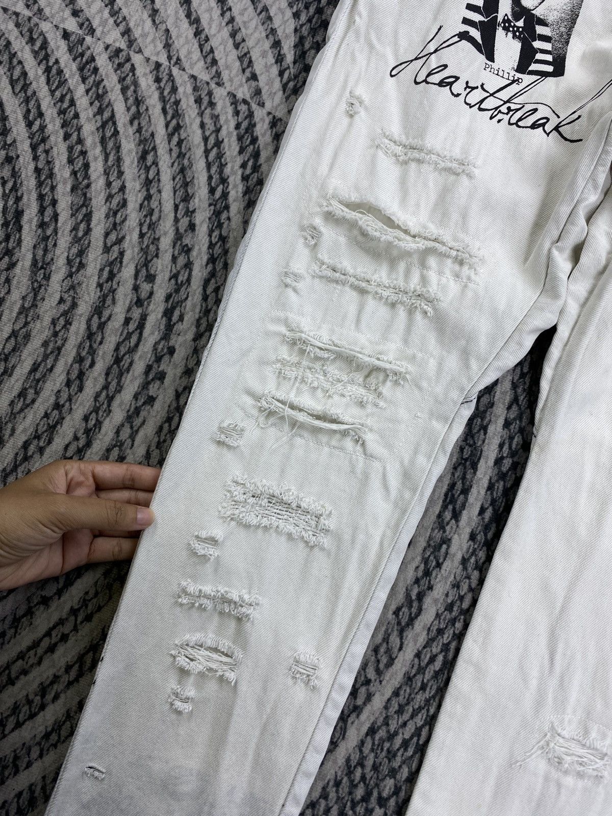 Worldwide Youth Vtg Worldwide Love Distressed Graphic Print Jeans Size US 31 - 13 Thumbnail