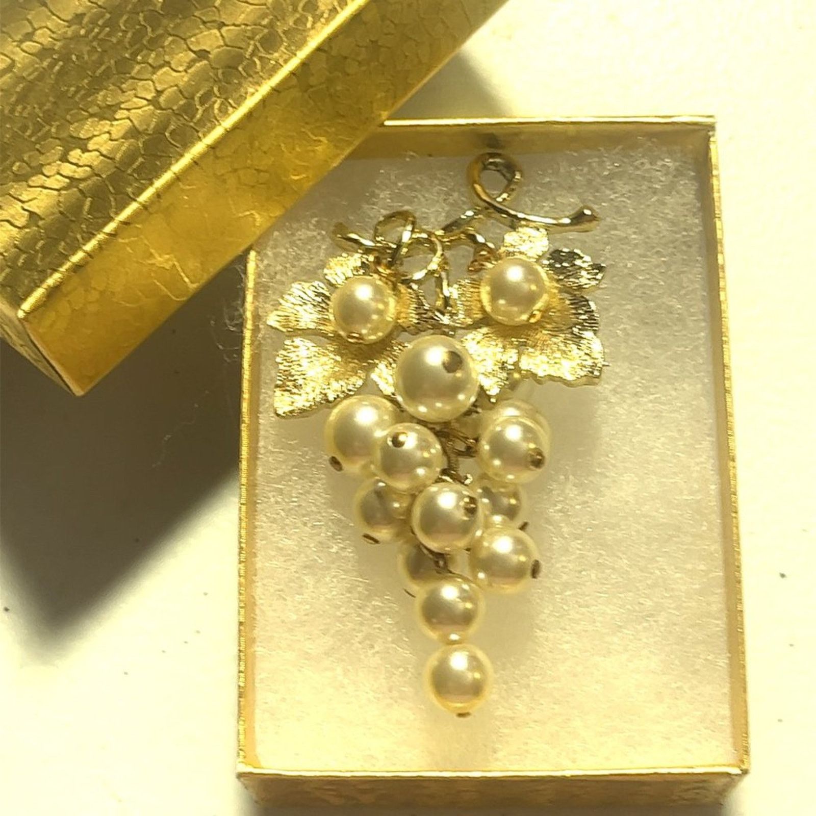 & Other Stories Vintage 1950s Era Dangling Grape Faux Pearl Cluster Brooch Size ONE SIZE - 10 Thumbnail