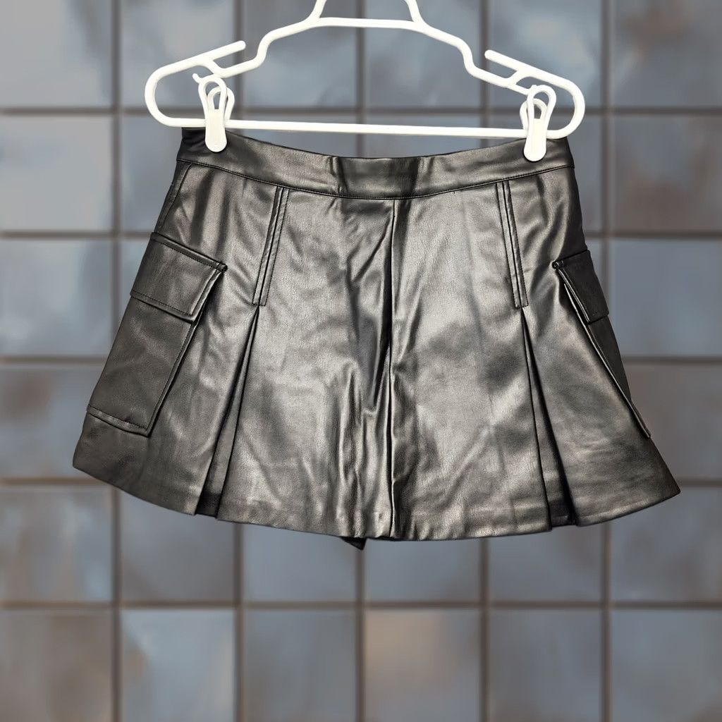 Vintage VINTAGE Dont Call Me Jennyfer Skort Skirt Womens 8 Black Faux Vegan Leather Cargo Goth 90s Punk Gothic Mini Zip Mens? Size 30" / US 8 / IT 44 - 1 Thumbnail