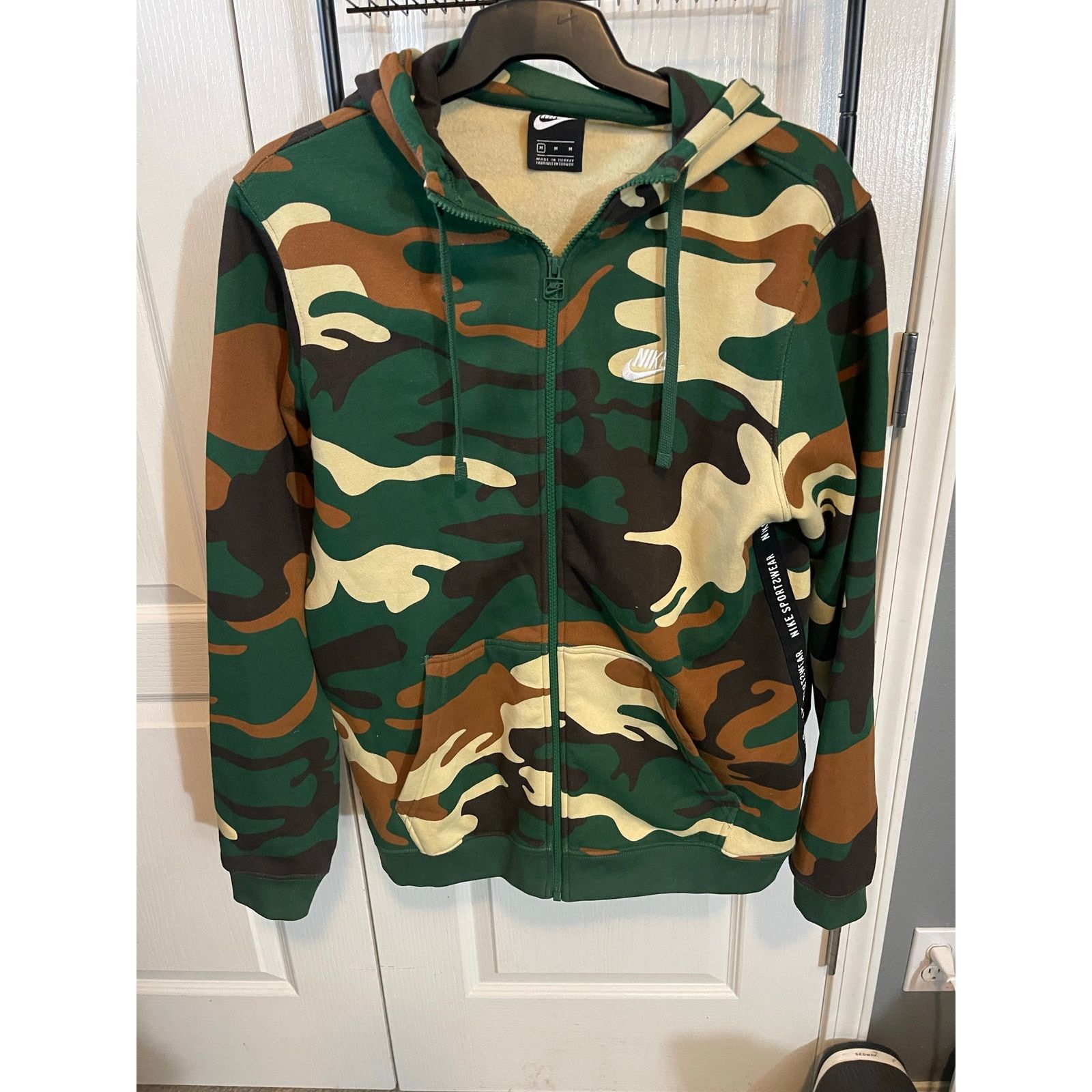 Nike NIKE AV5940-341 SPORTSWEAR JACKET: GREEN CAMO MEN SIZE M Size US M / EU 48-50 / 2 - 1 Thumbnail