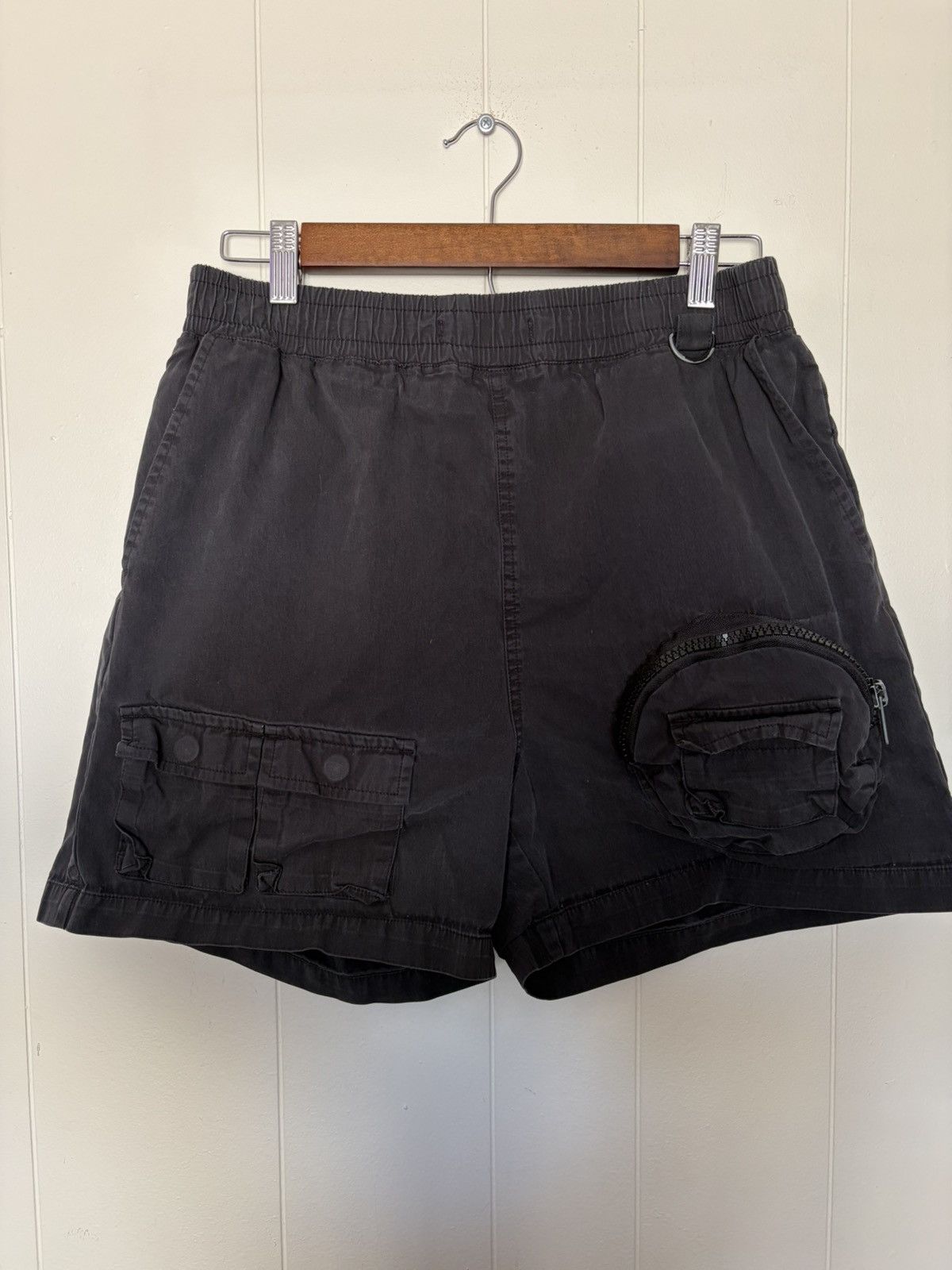 Forever 21 Forever 21 black tactical cargo shorts Size US 34 / EU 50 - 1 Thumbnail