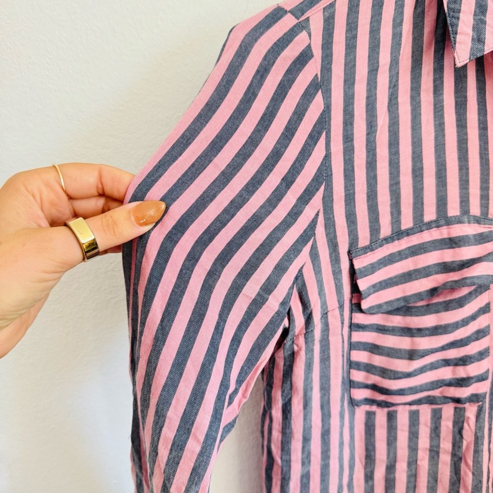Express EXPRESS Pink Grey Gray Stripe Button Pocket Blouse Top Shirt Size S / US 4 / IT 40 - 6 Thumbnail