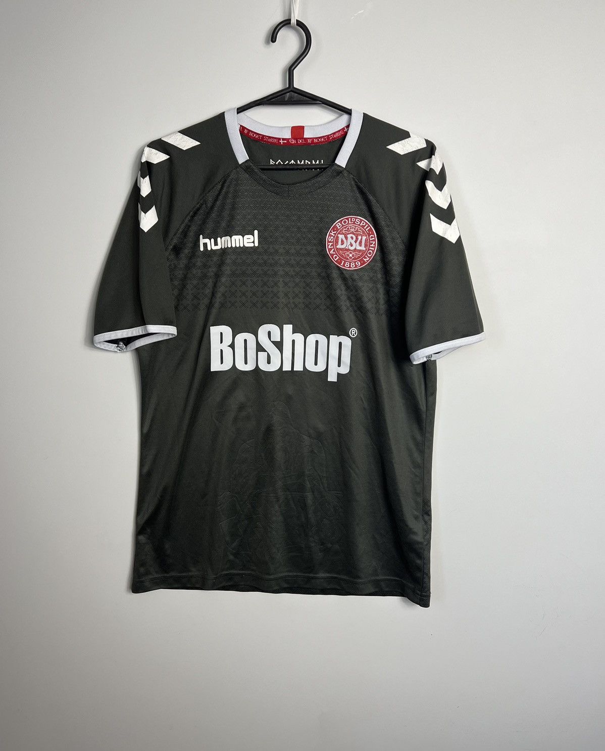 Hummel Hummel Denmark 2016/2016 Soccer Jersey rare Size US M / EU 48-50 / 2 - 1 Thumbnail