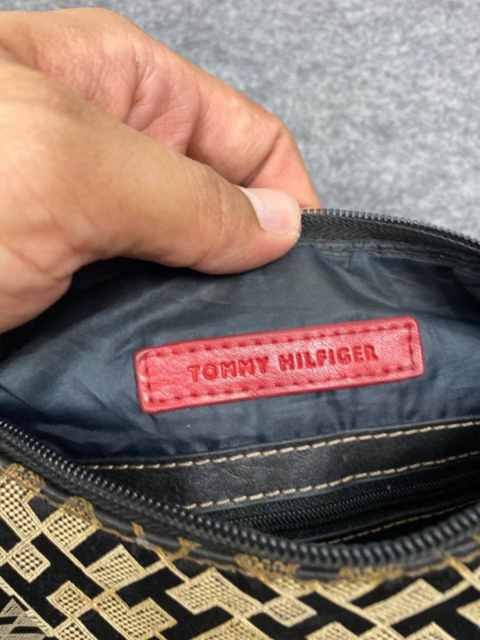 Tommy Hilfiger tommy hilfiger hand bag monogram nice design Size ONE SIZE - 7 Thumbnail