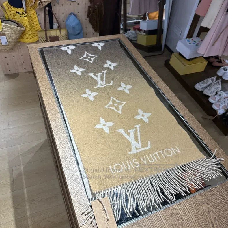 Louis Vuitton Louis Vuitton Gradient full printed slogan cashmere scarf Size ONE SIZE - 1 Thumbnail