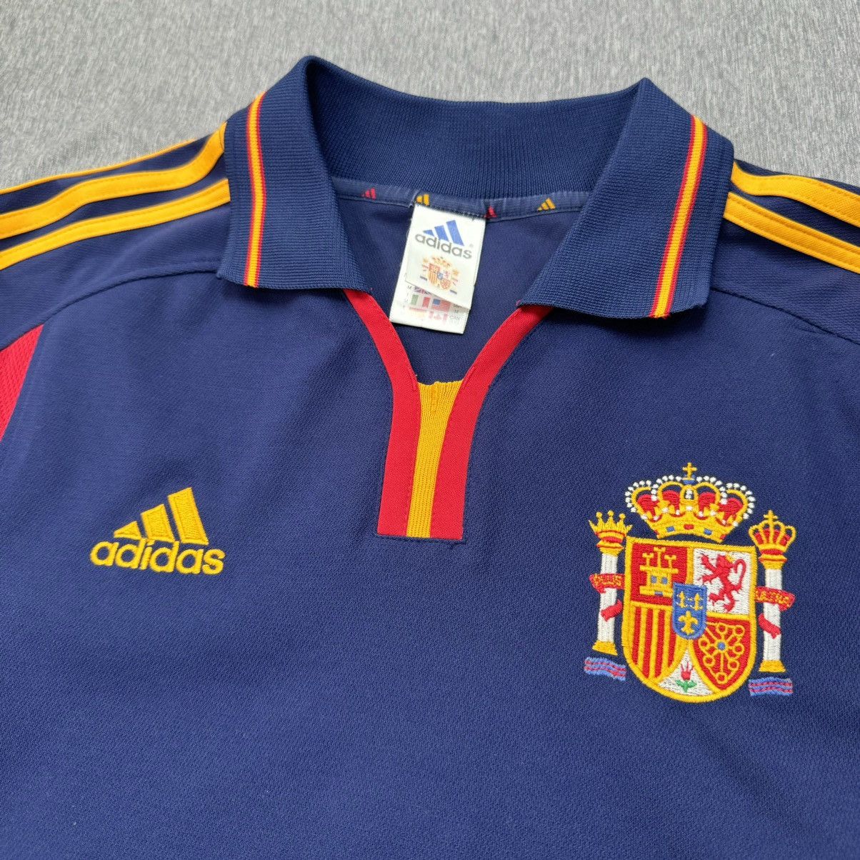 Adidas Spain Euro2000 away shirt Size US M / EU 48-50 / 2 - 3 Thumbnail