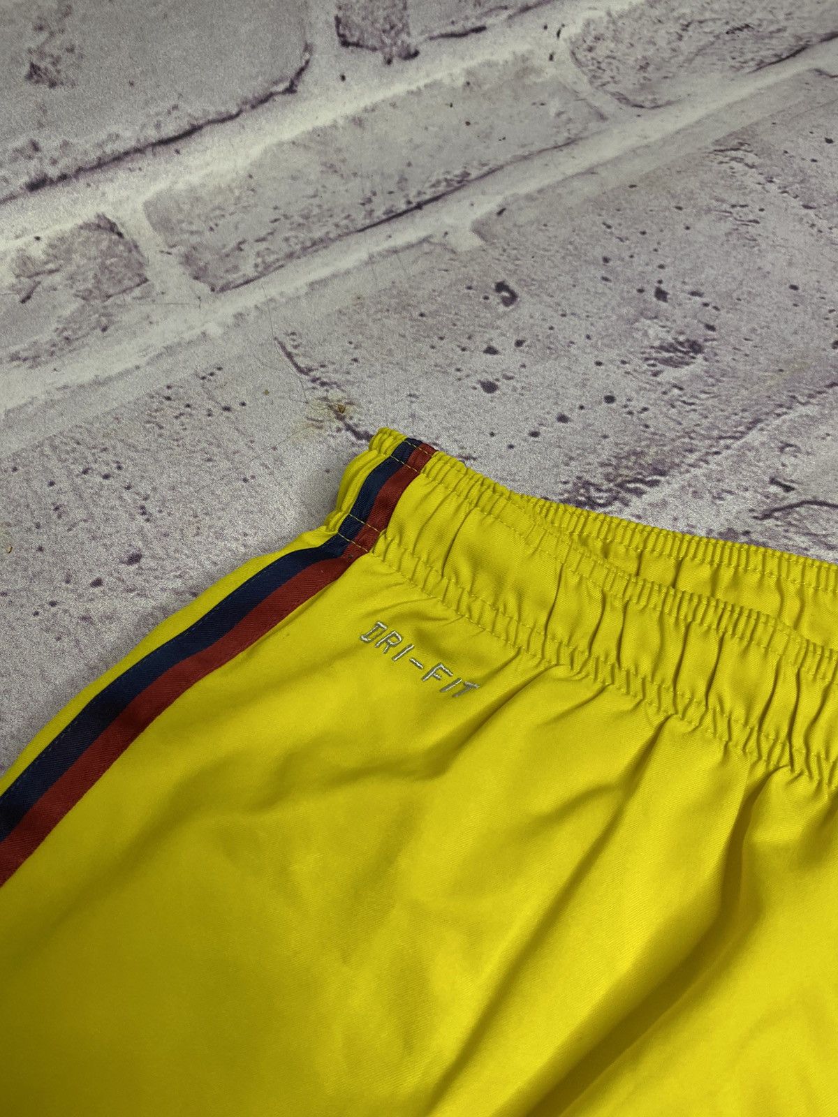 Nike MENS Nike Barcelona Yellow Soccer Shorts vintage Size US 34 / EU 50 - 6 Thumbnail