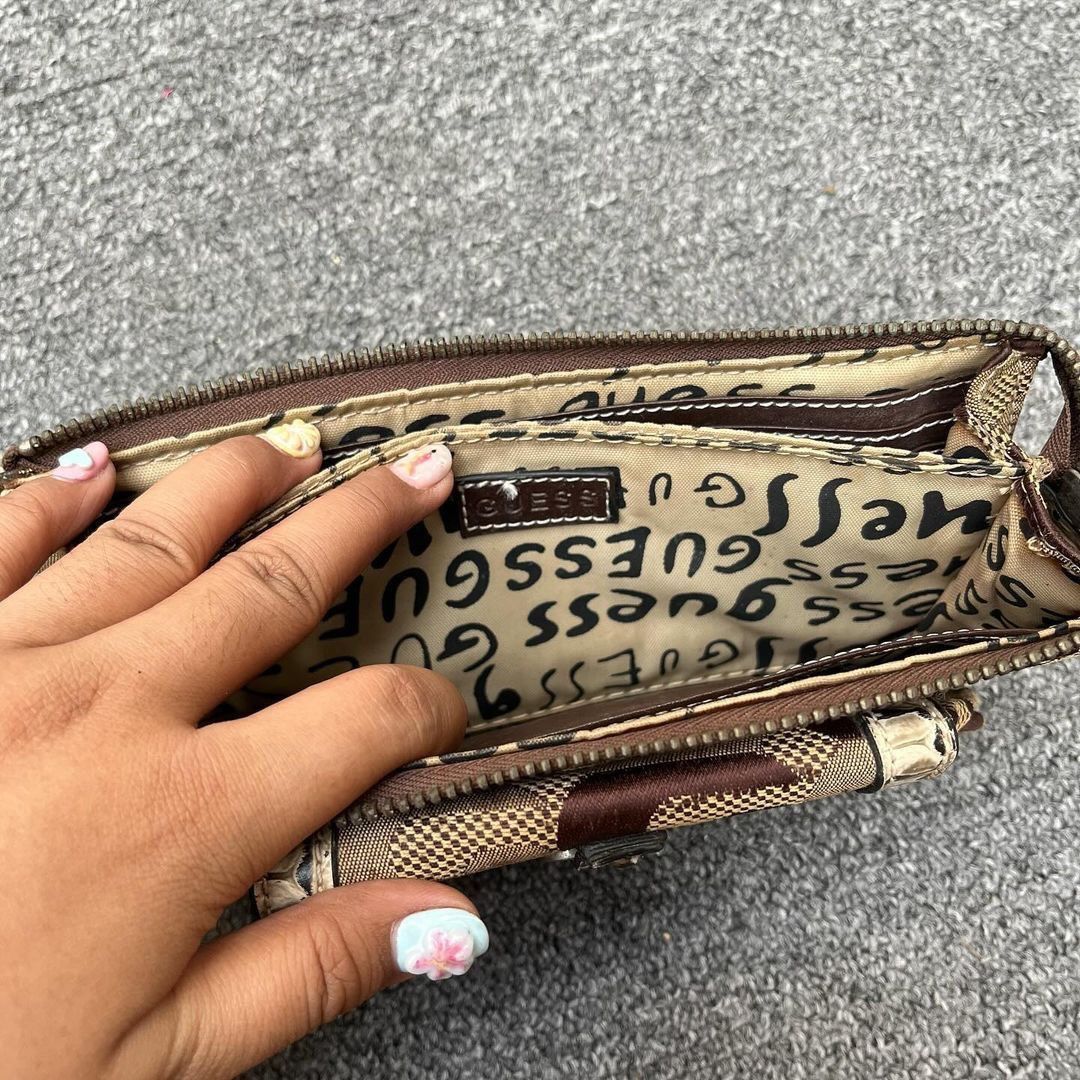 Guess Vintage Y2k wallet logo latch and leather Size ONE SIZE - 6 Thumbnail